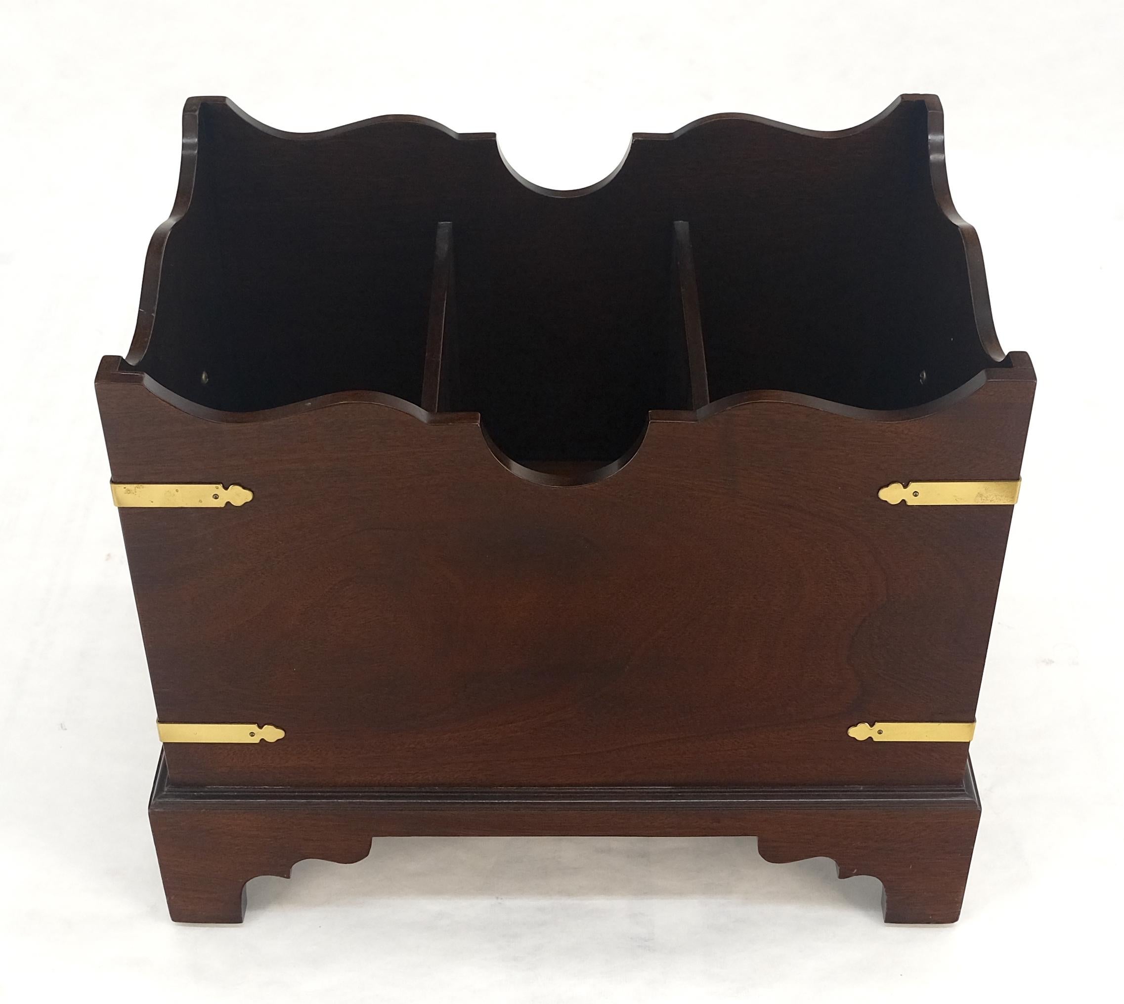 Grand porte-revues Chippendale de style Campaigner en acajou et laiton c1970s MINT en vente 5