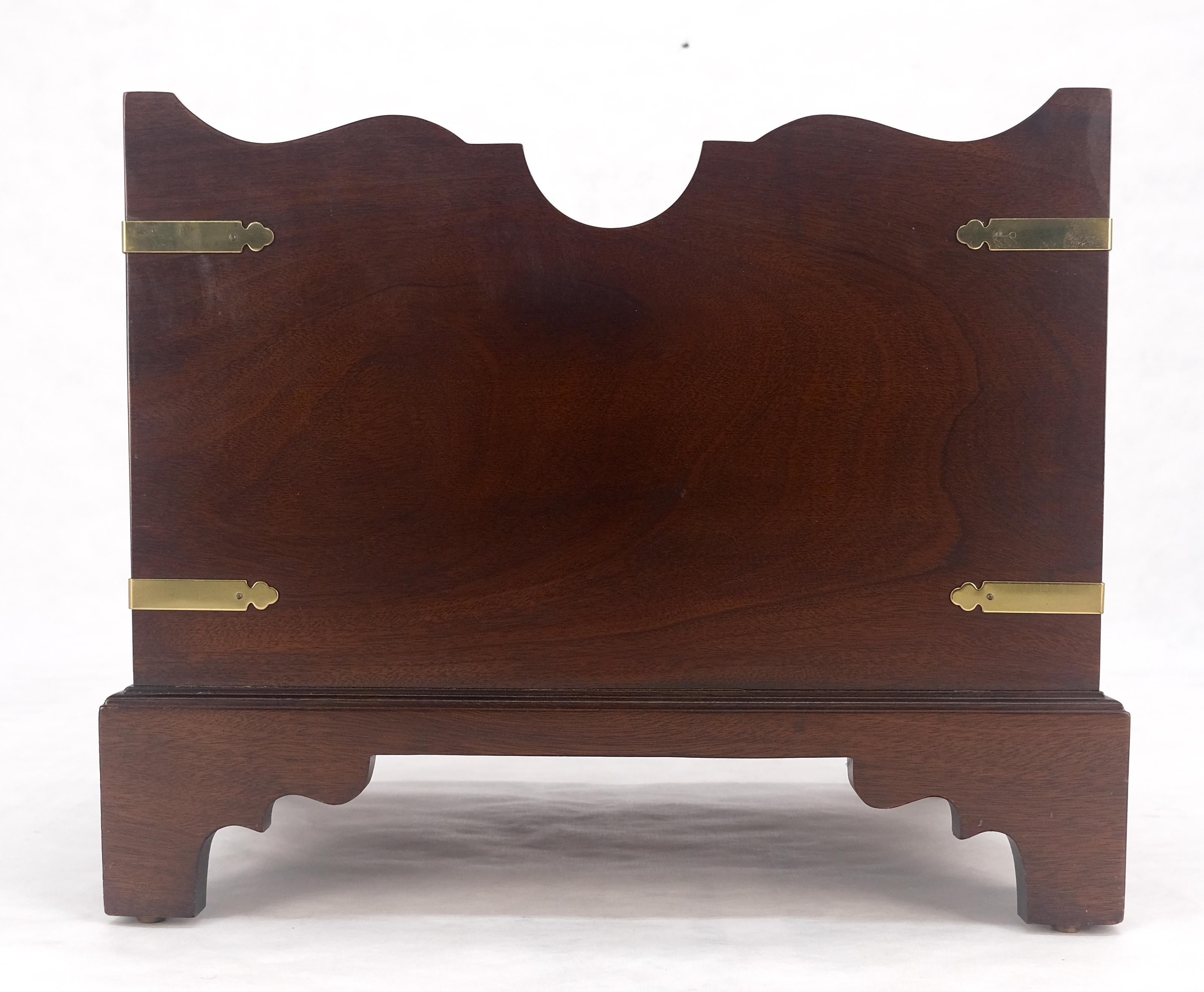 Grand porte-revues Chippendale de style Campaigner en acajou et laiton c1970s MINT en vente 6