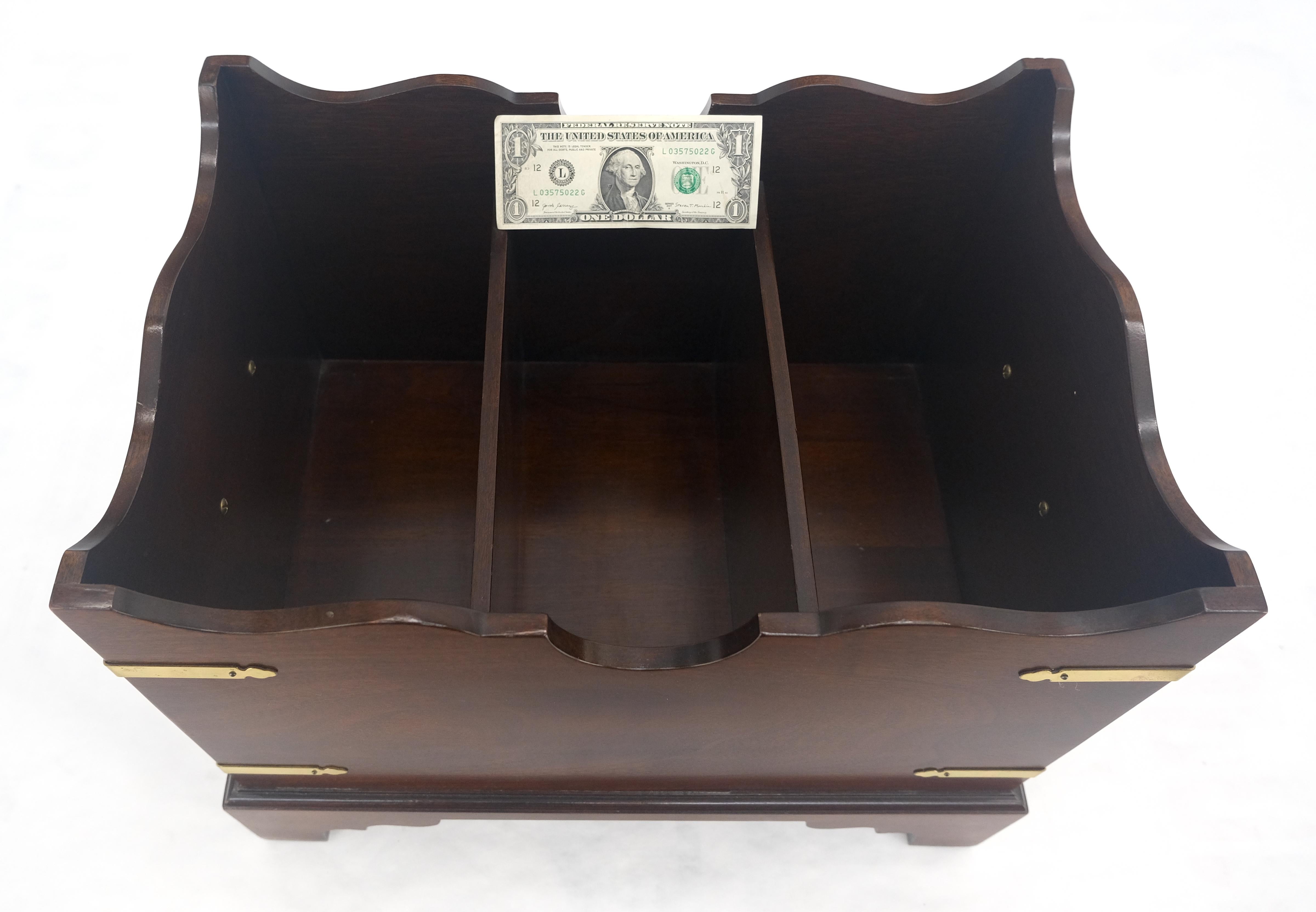 Grand porte-revues Chippendale de style Campaigner en acajou et laiton c1970s MINT en vente 7