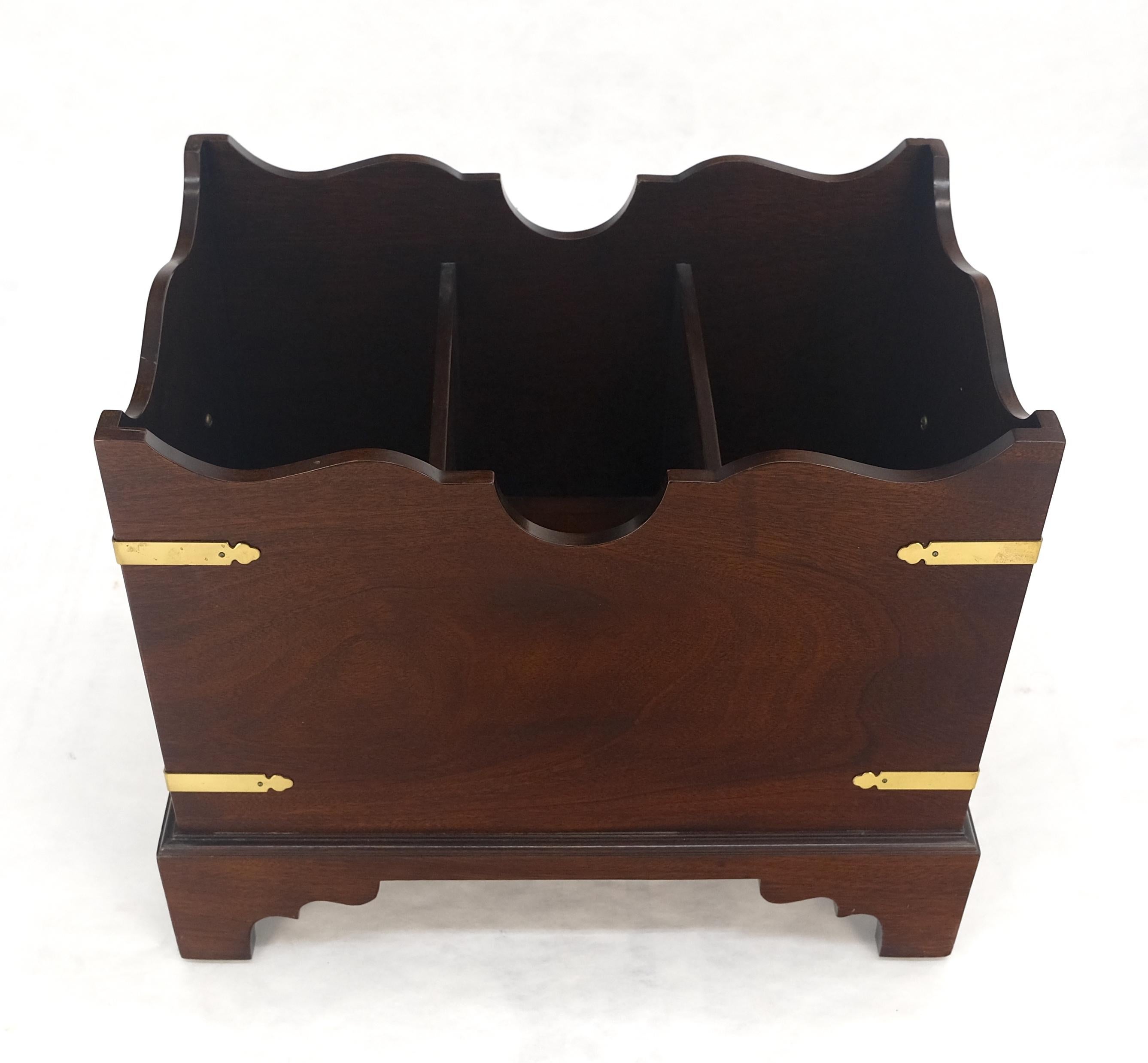 Campagne Grand porte-revues Chippendale de style Campaigner en acajou et laiton c1970s MINT en vente