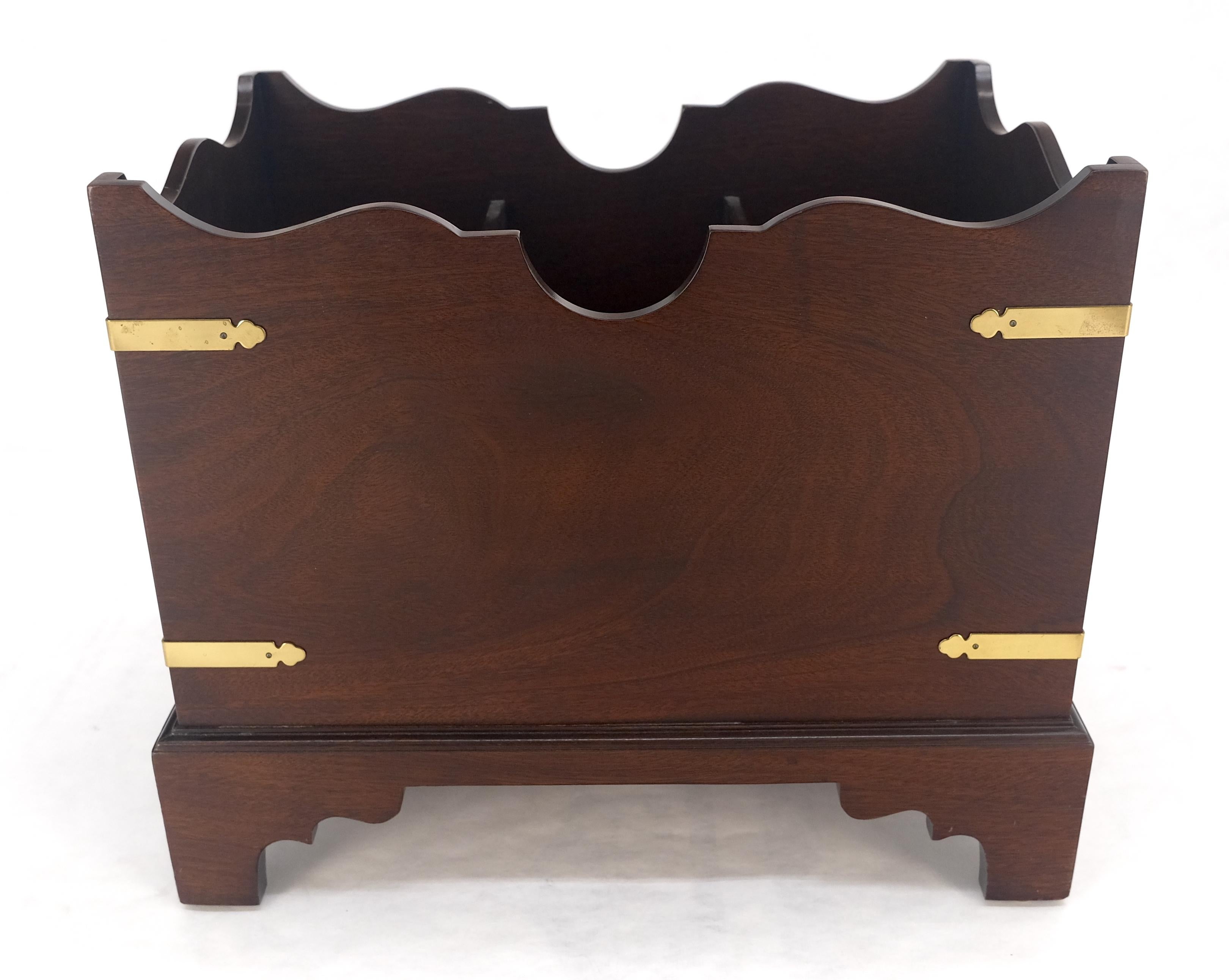 Américain Grand porte-revues Chippendale de style Campaigner en acajou et laiton c1970s MINT en vente