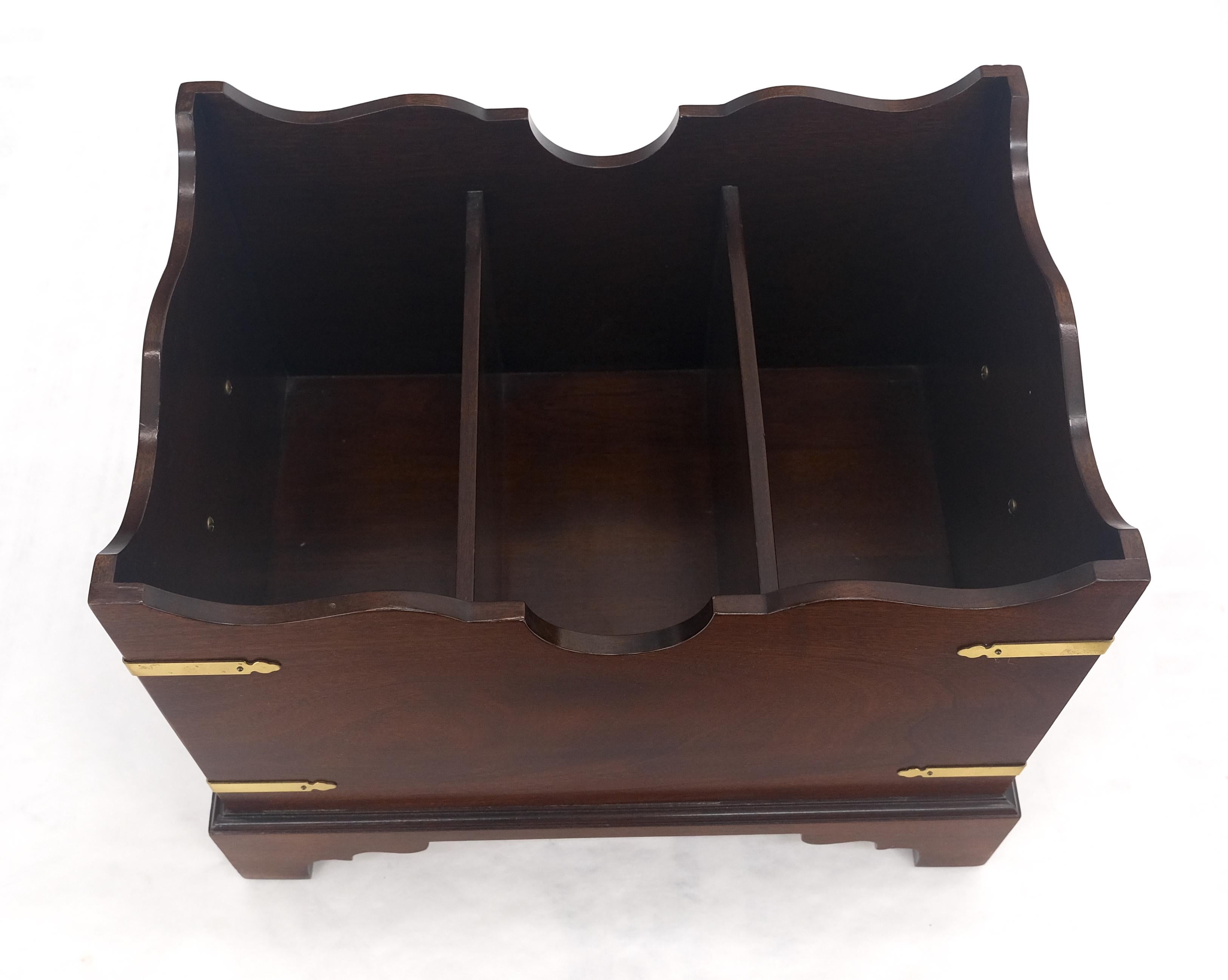 Laqué Grand porte-revues Chippendale de style Campaigner en acajou et laiton c1970s MINT en vente