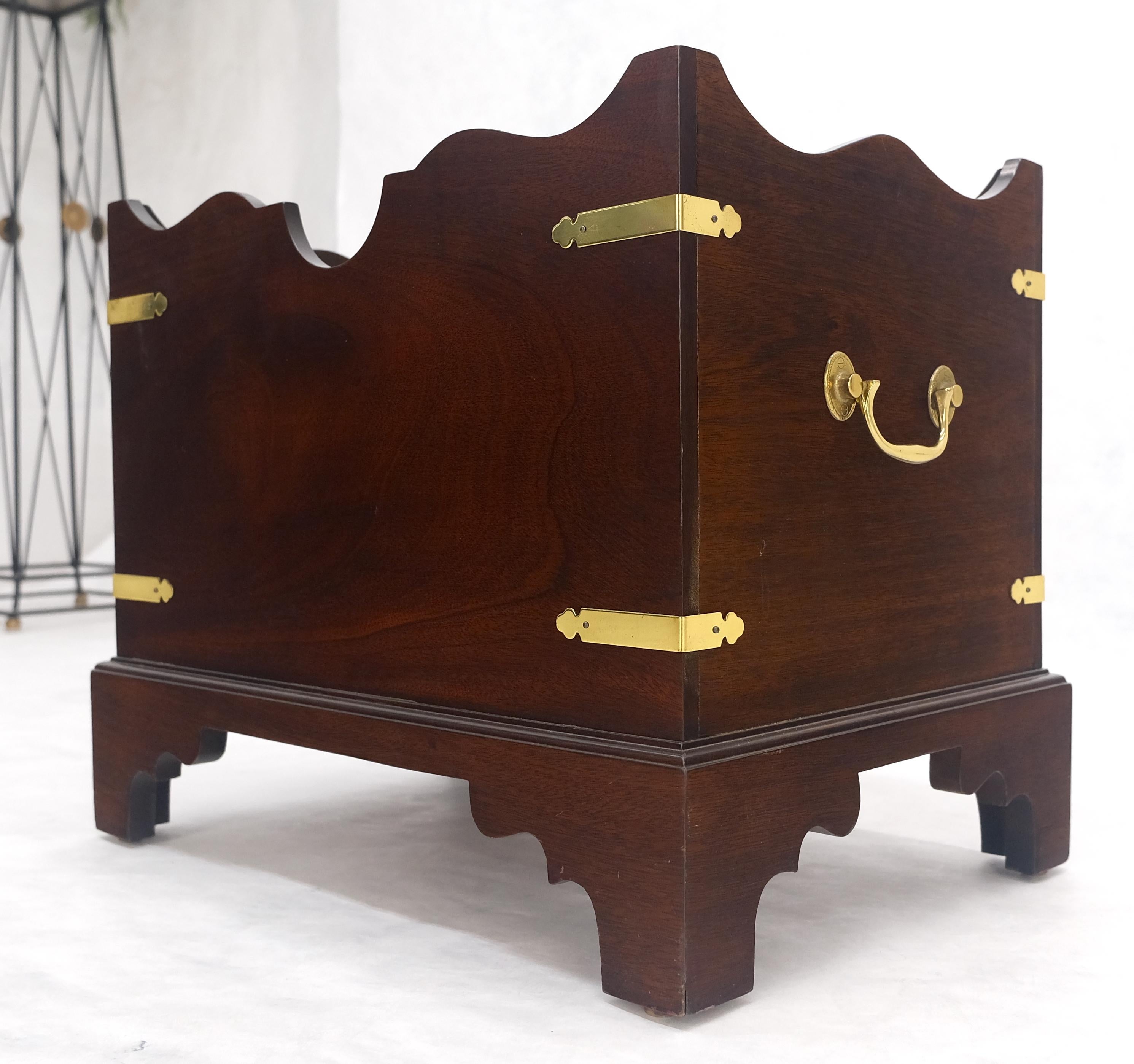 Grand porte-revues Chippendale de style Campaigner en acajou et laiton c1970s MINT Bon état - En vente à Rockaway, NJ