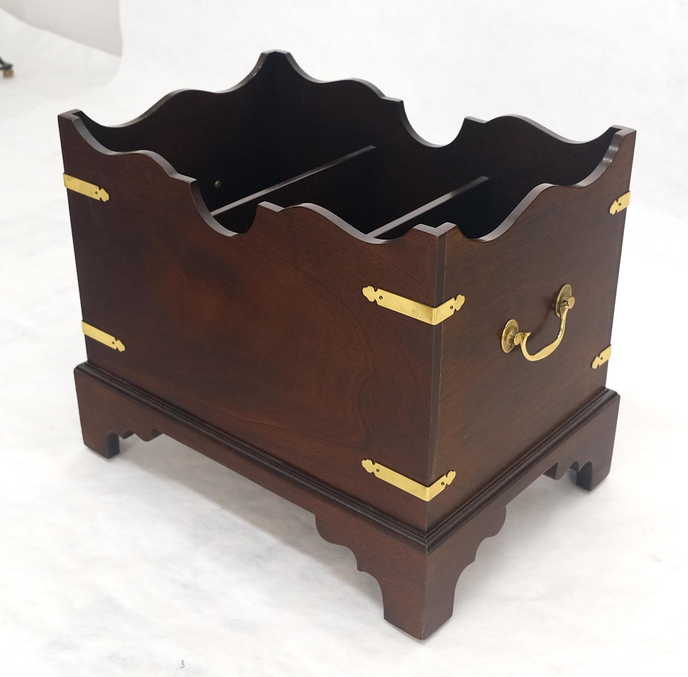 20ième siècle Grand porte-revues Chippendale de style Campaigner en acajou et laiton c1970s MINT en vente