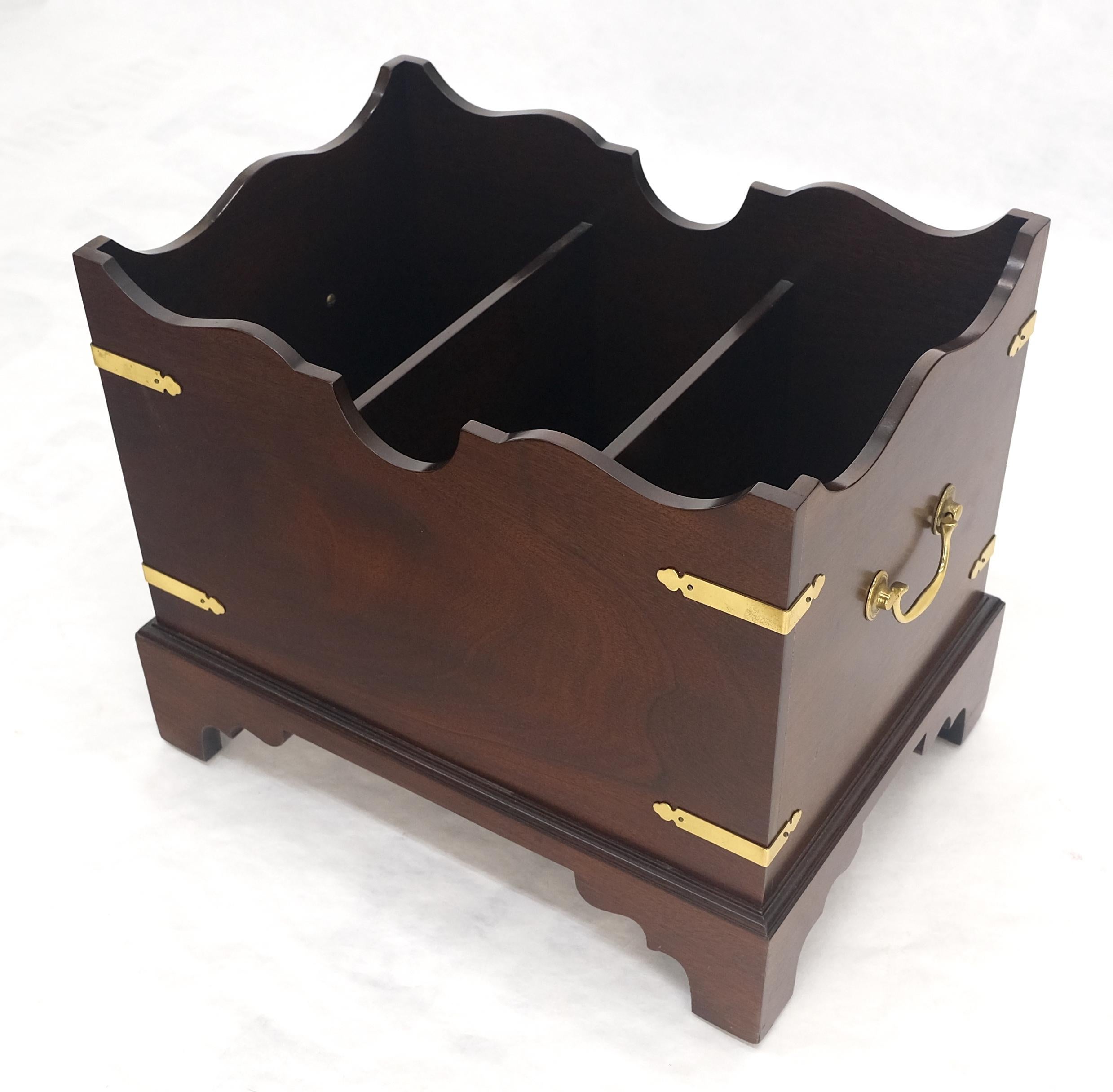 Laiton Grand porte-revues Chippendale de style Campaigner en acajou et laiton c1970s MINT en vente