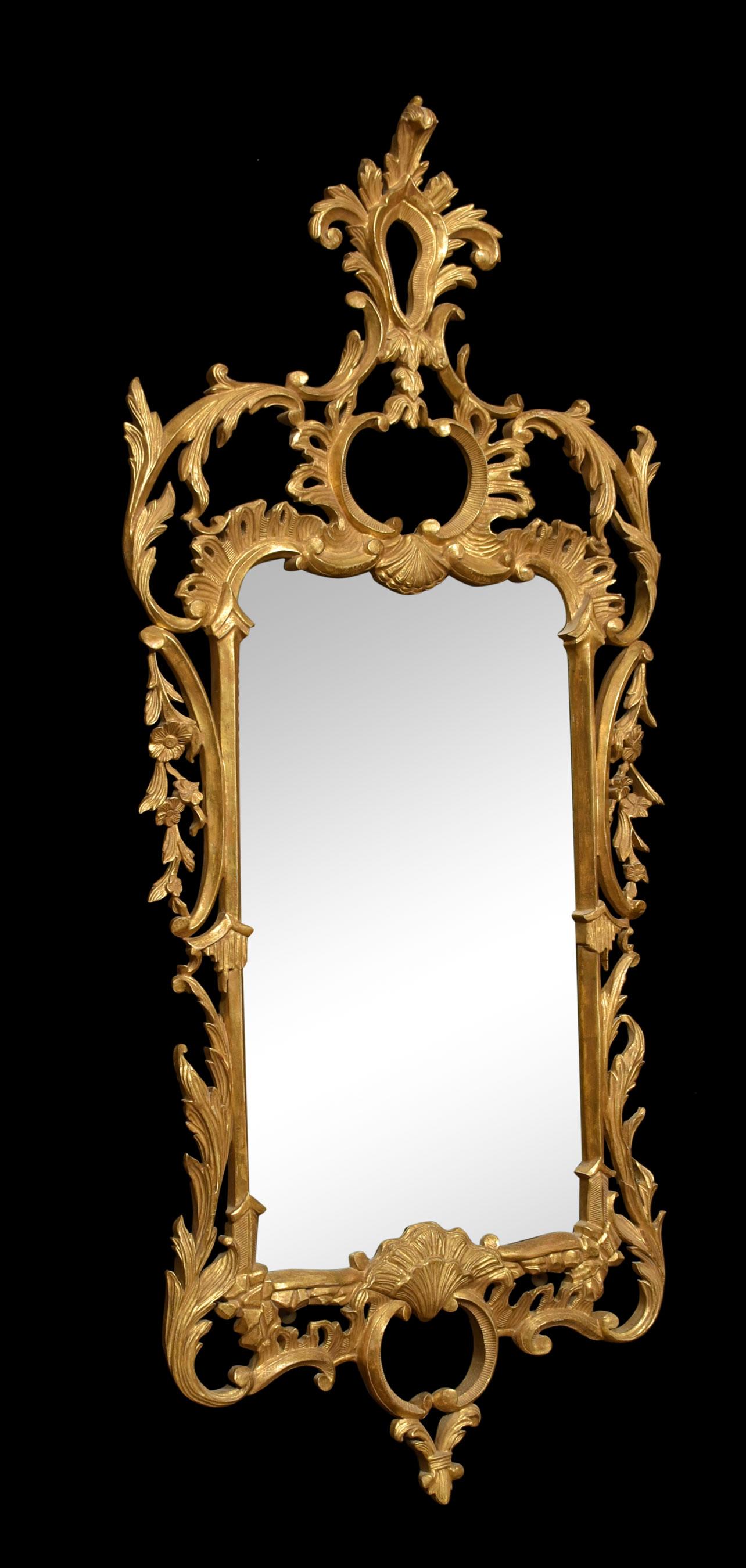 Großer Spiegel aus vergoldetem Holz im Chippendale-Stil (Vergoldetes Holz) im Angebot