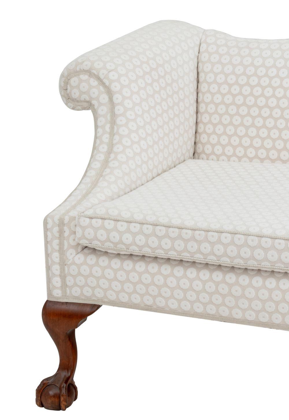 Großes Mahagoni-Sofa im Chippendale-Stil, mit weißem Stoffbezug auf geschnitzten Krallen- und Kugelfüßen. 38,5