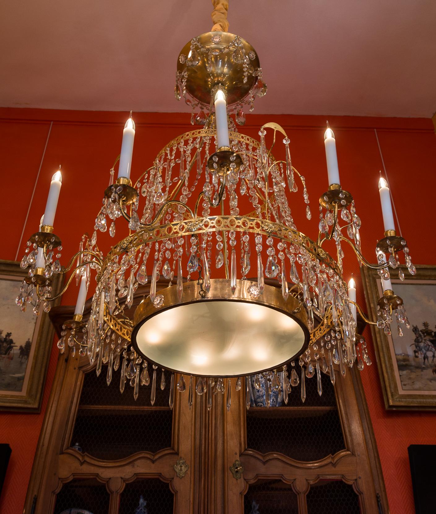 Large chiseled gilt bronze and cut crystal chandelier, early 19th century, circa 1810-1840

Amazing, elegant and decorative large basket chandelier, in chiseled gilt bronze and cut crystal, in the classical Empire style. 
Excellent quality cut