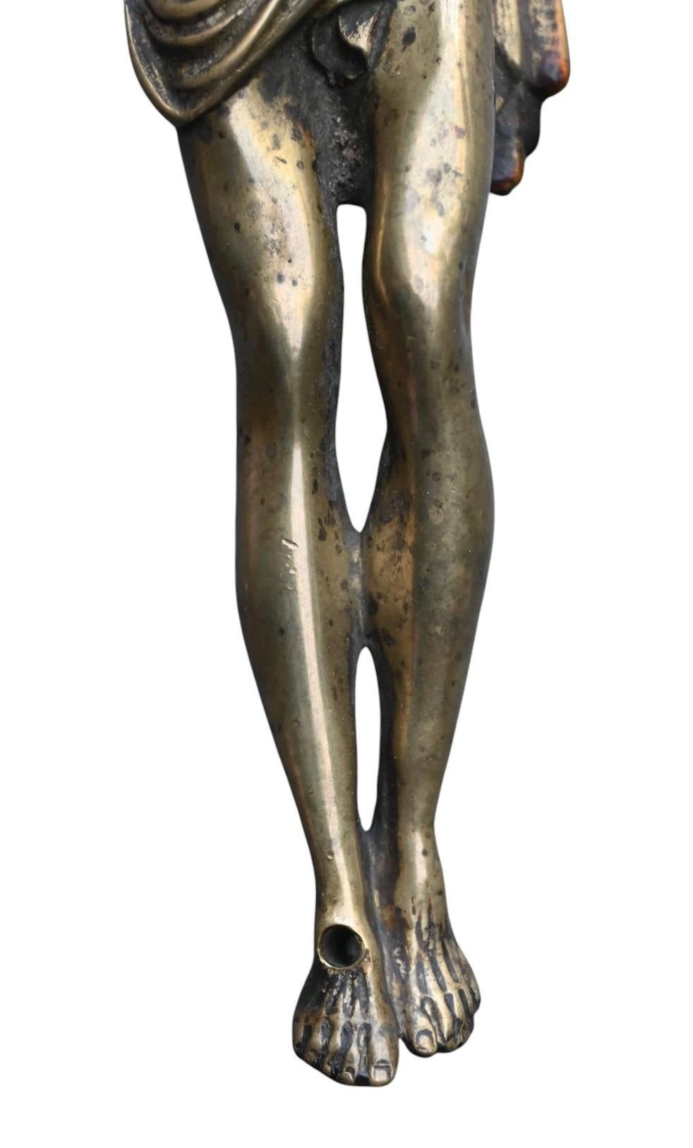 Large Christ In Bronze - Corpus Christi - Crucifix - XVIIth Century In Good Condition In Bilzen, BE