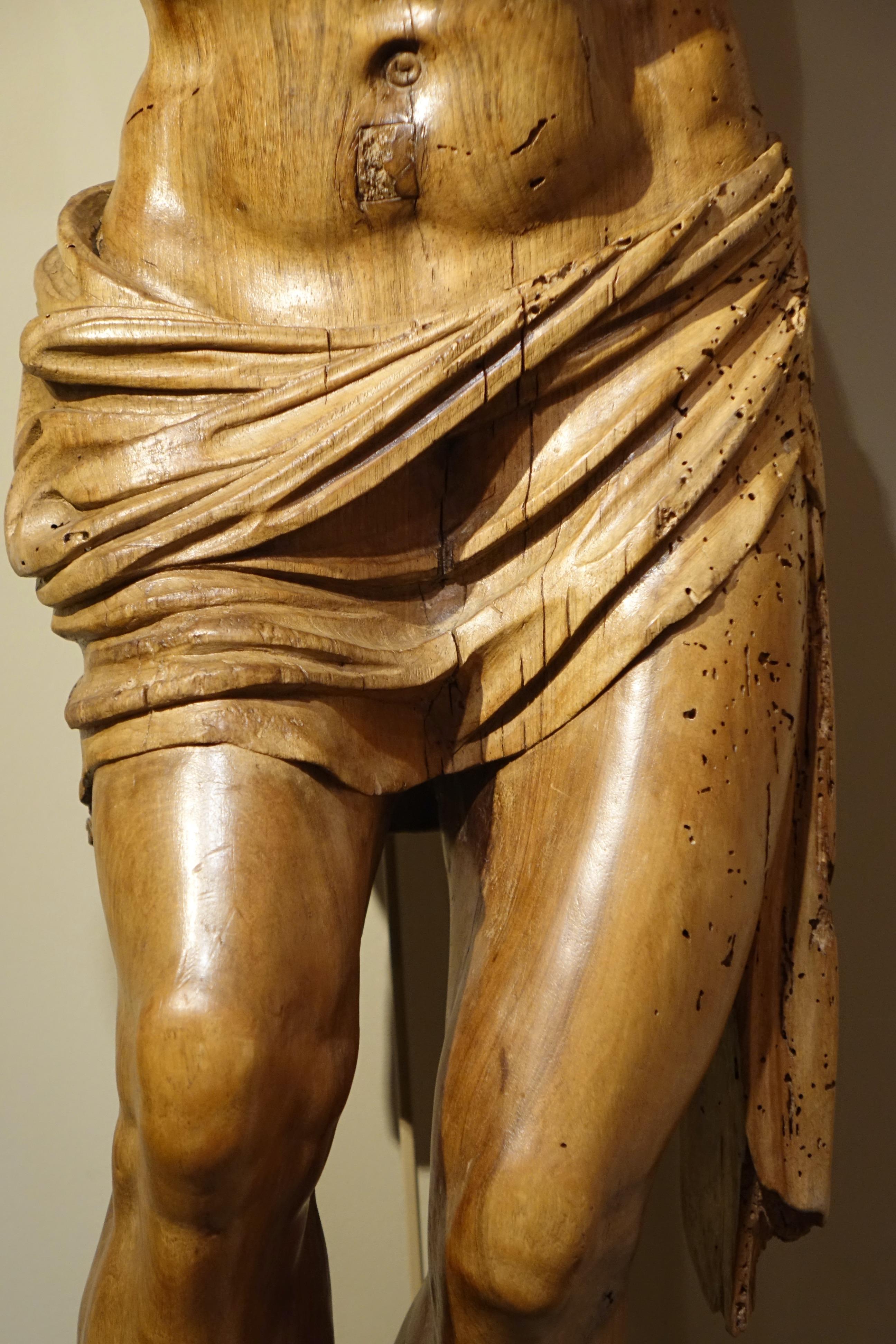 Großer Christus aus Nussbaumholz, Frankreich, 17. oder 18. Jahrhundert (Walnuss) im Angebot