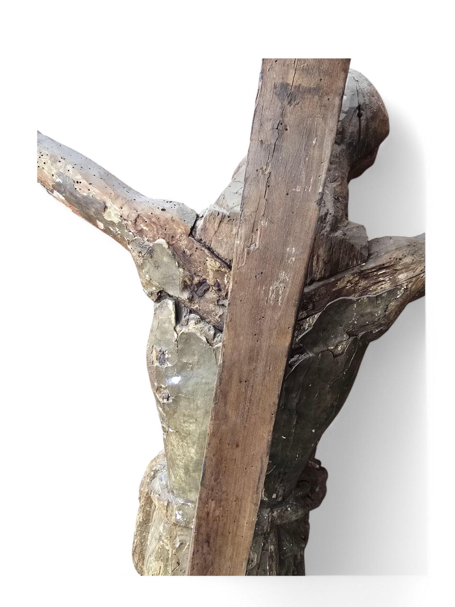 Impressionante scultura del XV secolo raffigurante Cristo in croce, con un crocifisso in legno e una figura di Cristo policroma. L'opera si è conservata in modo straordinario, mantenendo la sua policromia originale, che aggiunge profondità e