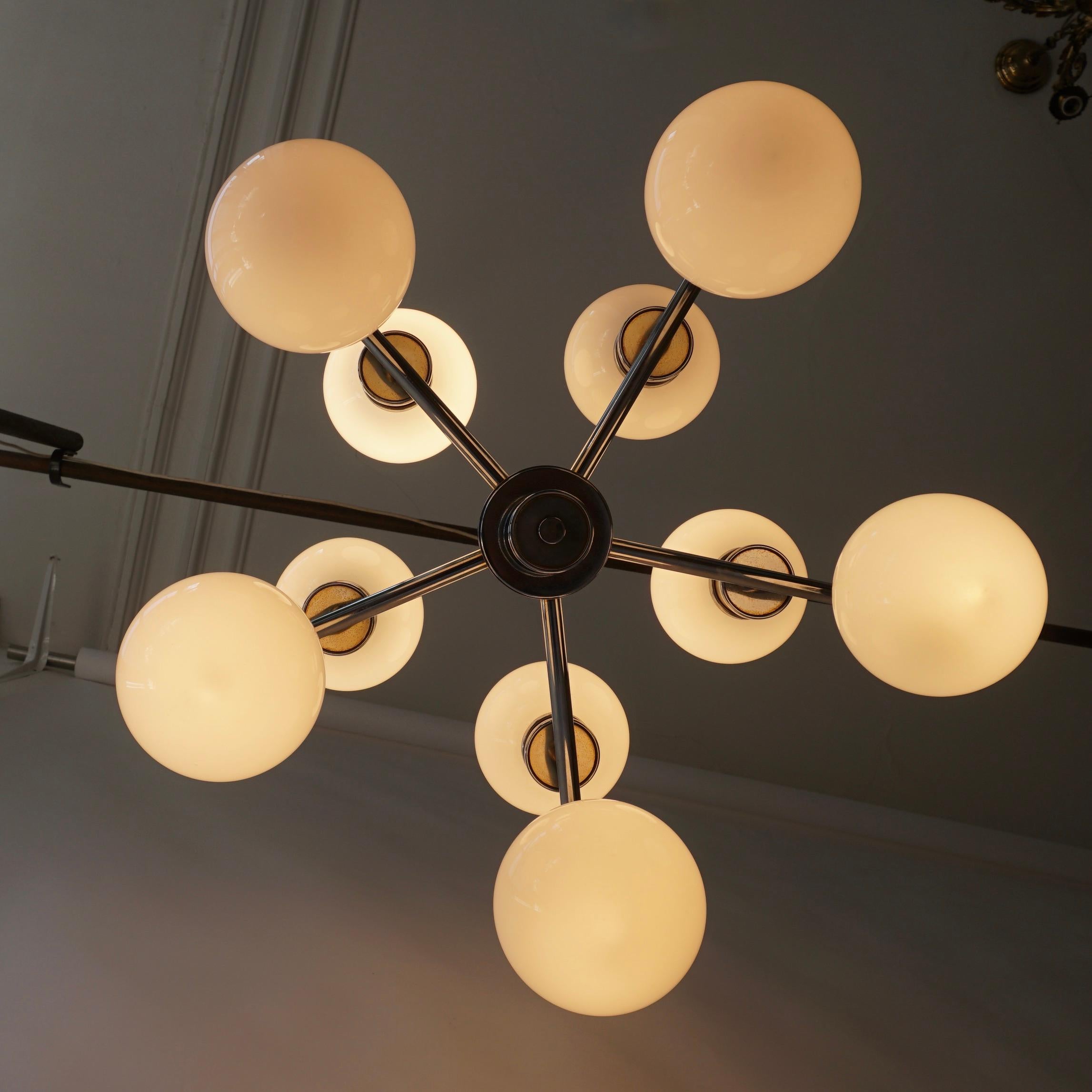 Large Chrome and 10 Opaline Globe Atomic Chandelier In Good Condition For Sale In Antwerp, BE