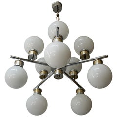 Grande lampadario atomico cromato e a 10 globi opalini