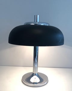 Große Tischlampe im verchromten und schwarz lackierten Design. Französische Arbeit. CIRCA 1950