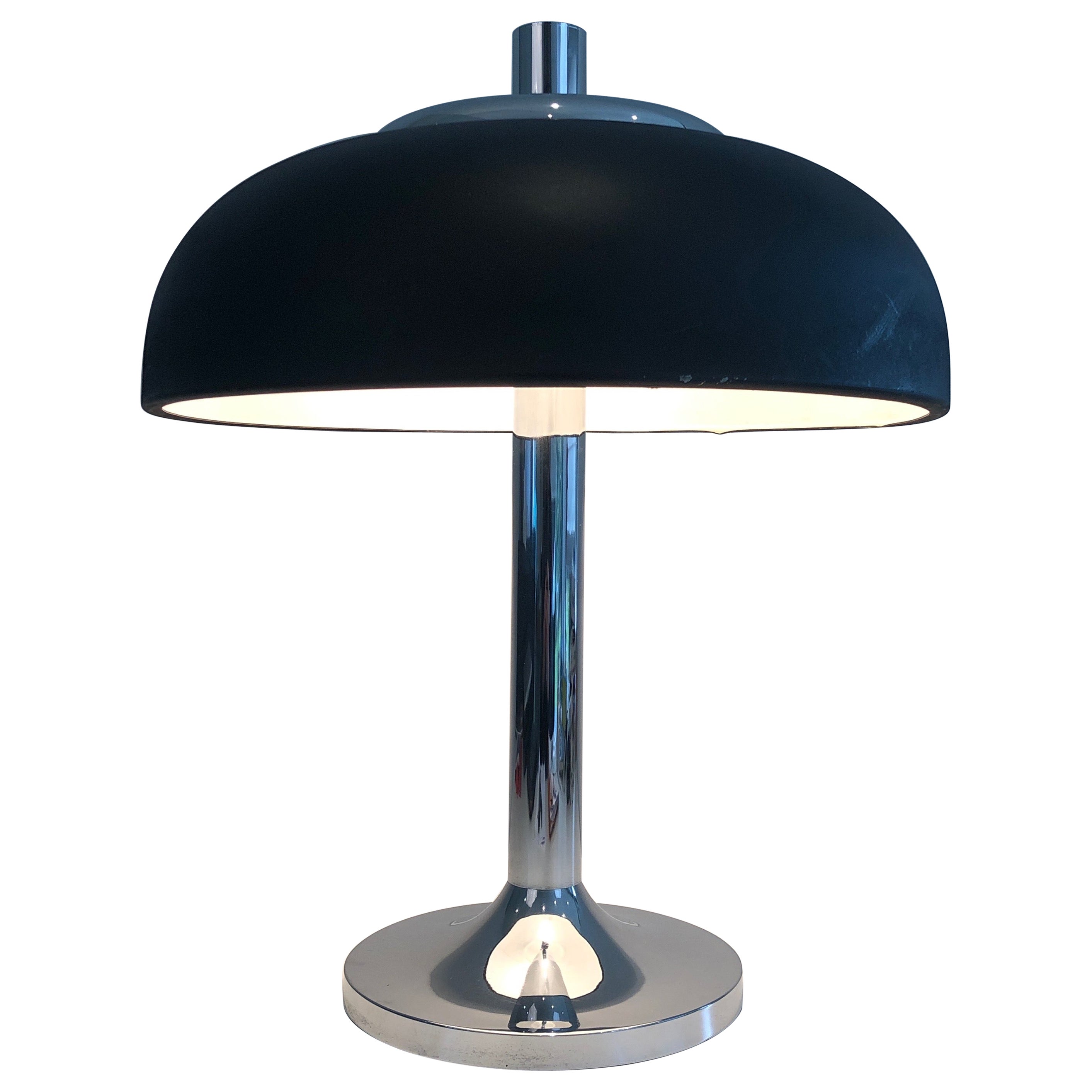 Gran lámpara de sobremesa de diseño cromada y lacada en negro. Obra francesa. Alrededor de 1950