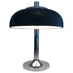 Gran lámpara de sobremesa de diseño cromada y lacada en negro. Obra francesa. Alrededor de 1950