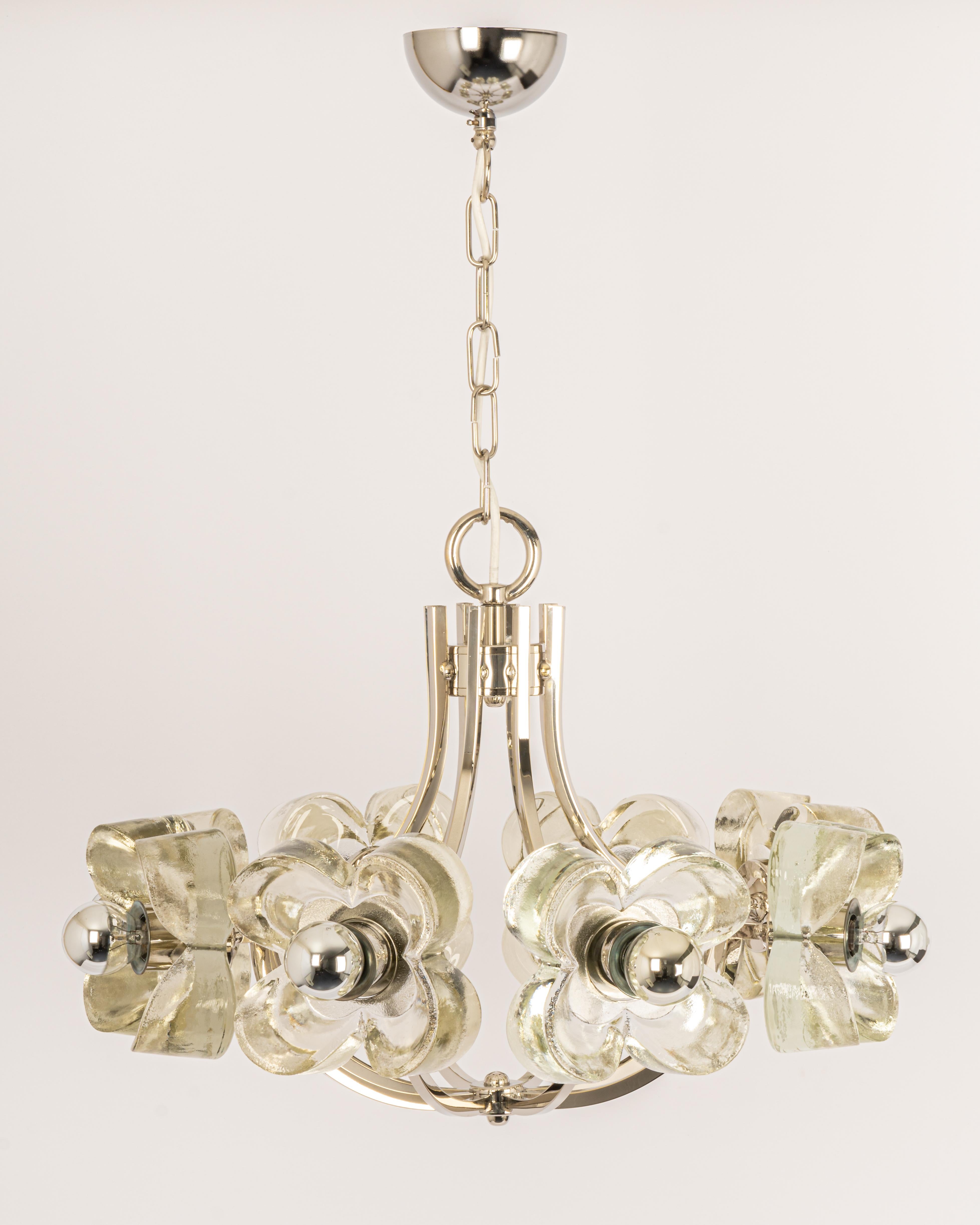Un lustre/pendentif chromé merveilleusement grand et de haute qualité, signé Sische, Allemagne, années 1970

Il est composé d'un cadre chromé décoré de 8 verres en cristal.
La lampe accepte 8 ampoules à petit culot (max. 40W par ampoule).
Les