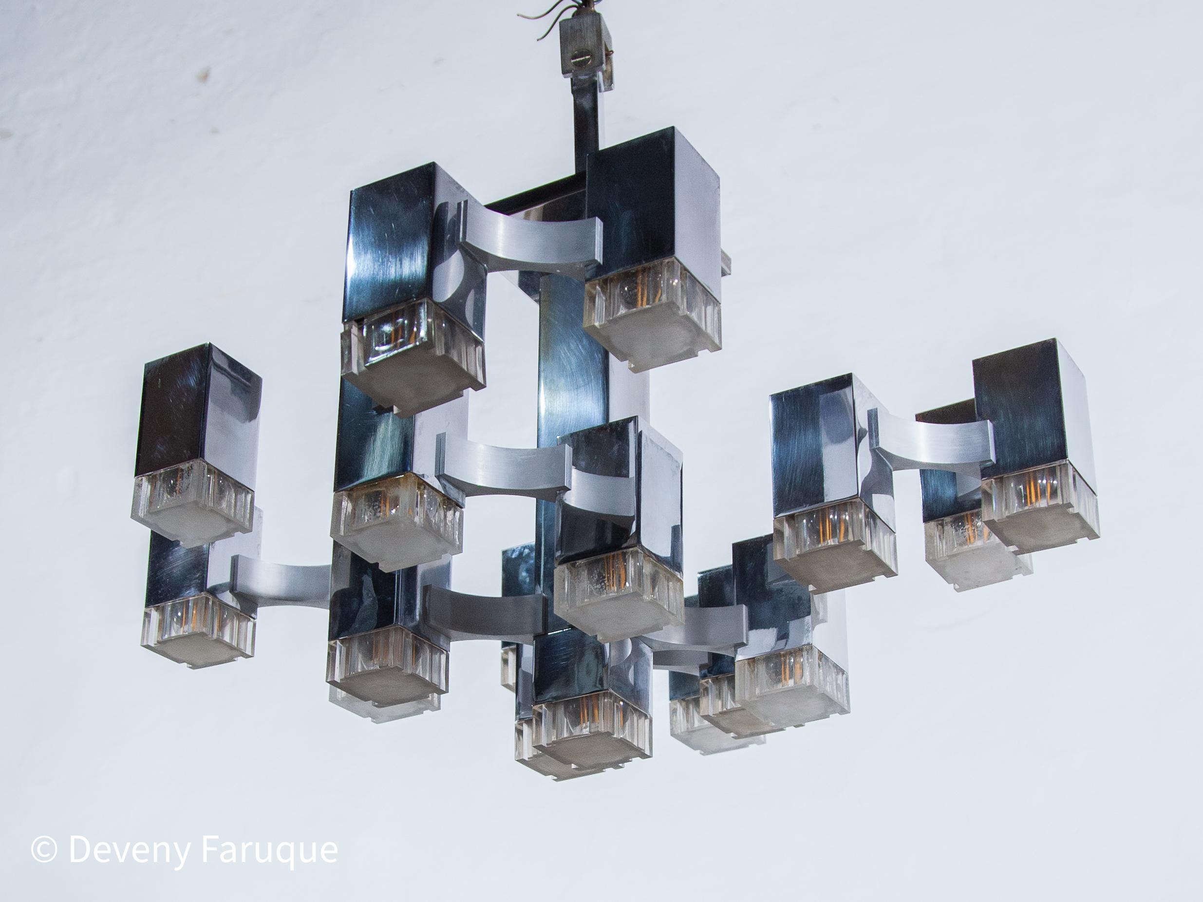 Metà XX secolo Grande lampadario cubico cromato Sciolari 17 luci, anni '60, Italia in vendita