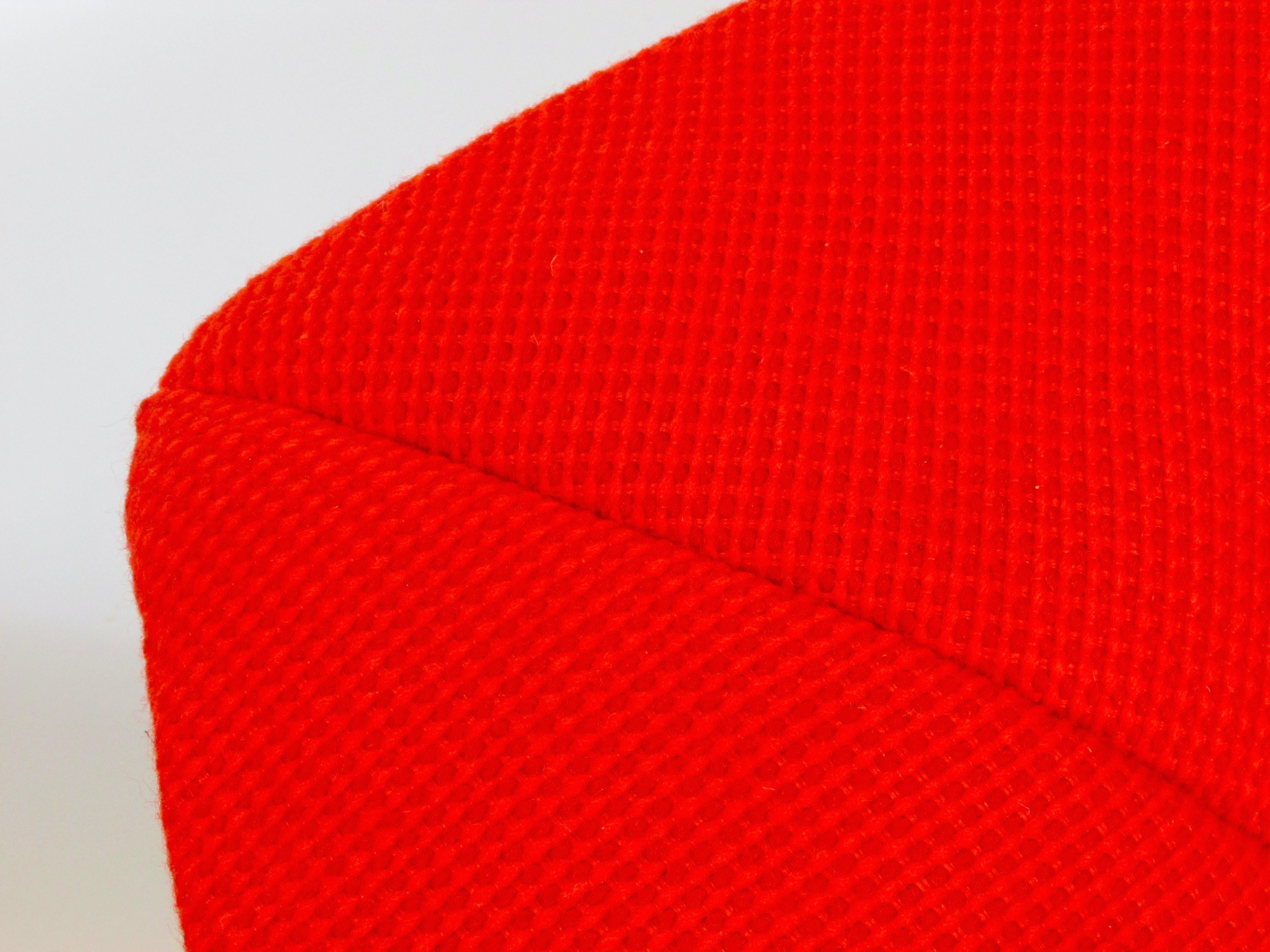 Grand fauteuil Bertoia Knoll Diamond avec cadre chromé et pouf en tissu Cato rouge en vente 2
