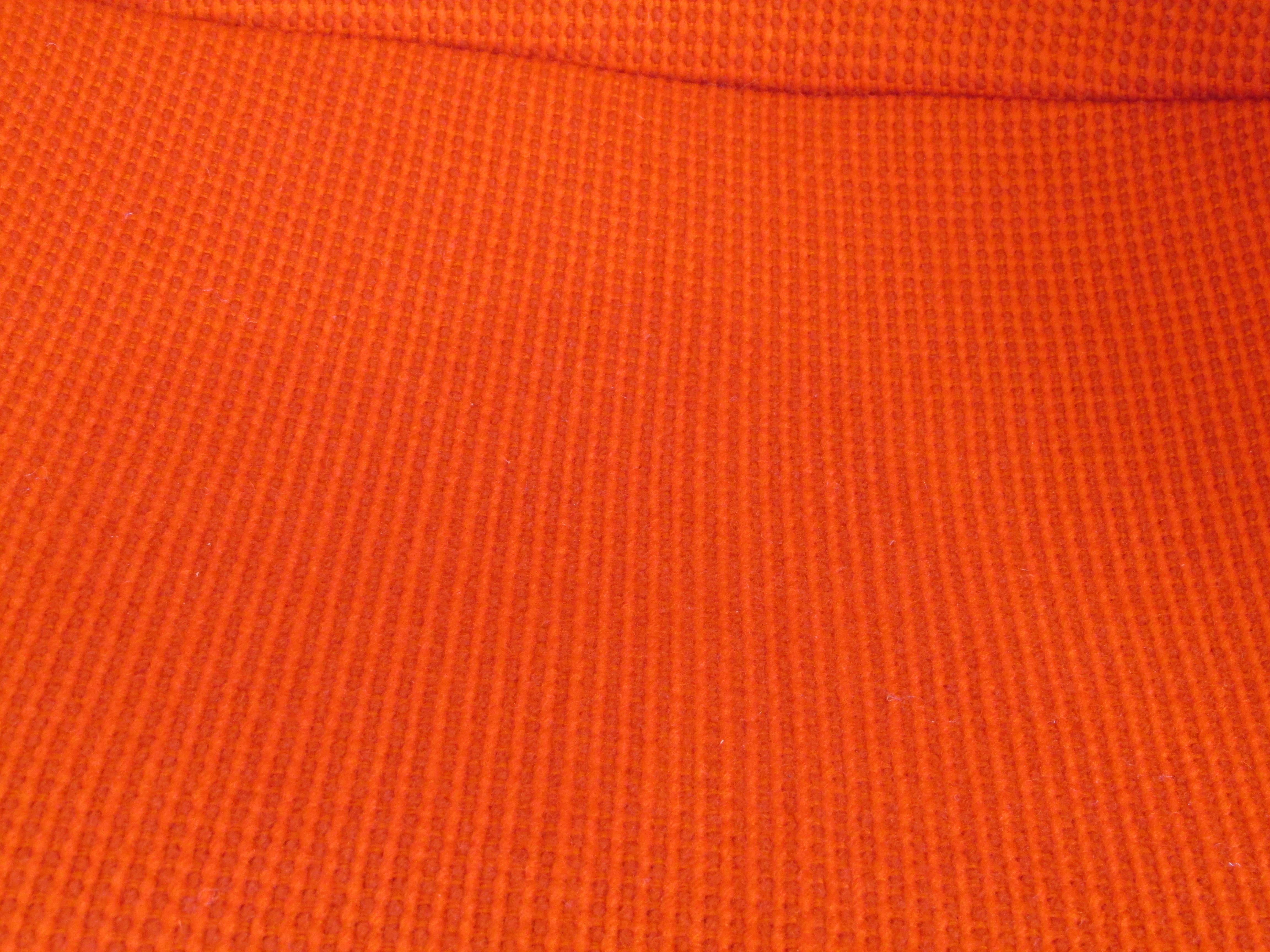 Großer Bertoia Knoll-Diamantstuhl mit Chromrahmen und Ottomane aus rotem Cato-Textil 4