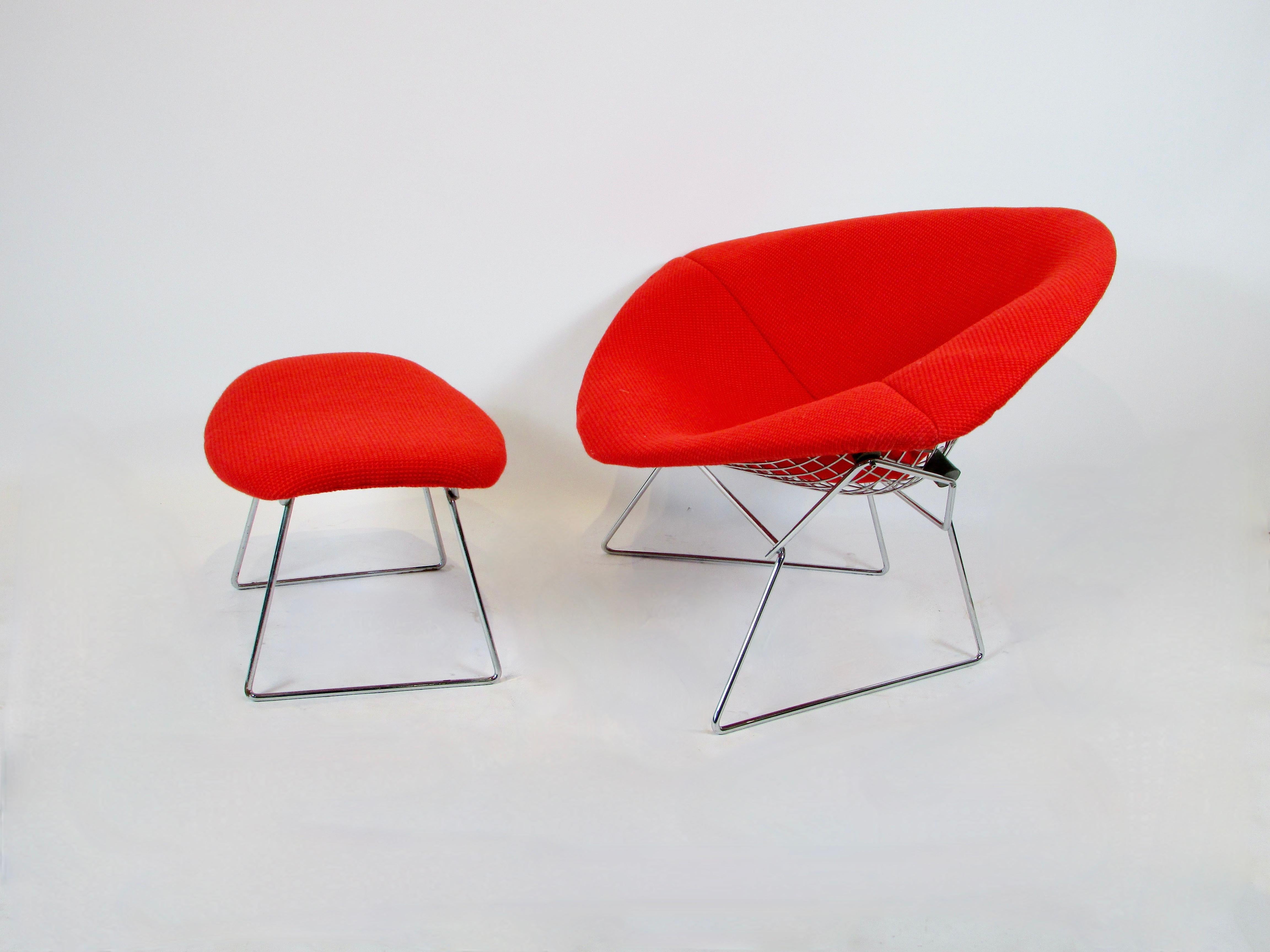 Mid-Century Modern Grand fauteuil Bertoia Knoll Diamond avec cadre chromé et pouf en tissu Cato rouge en vente