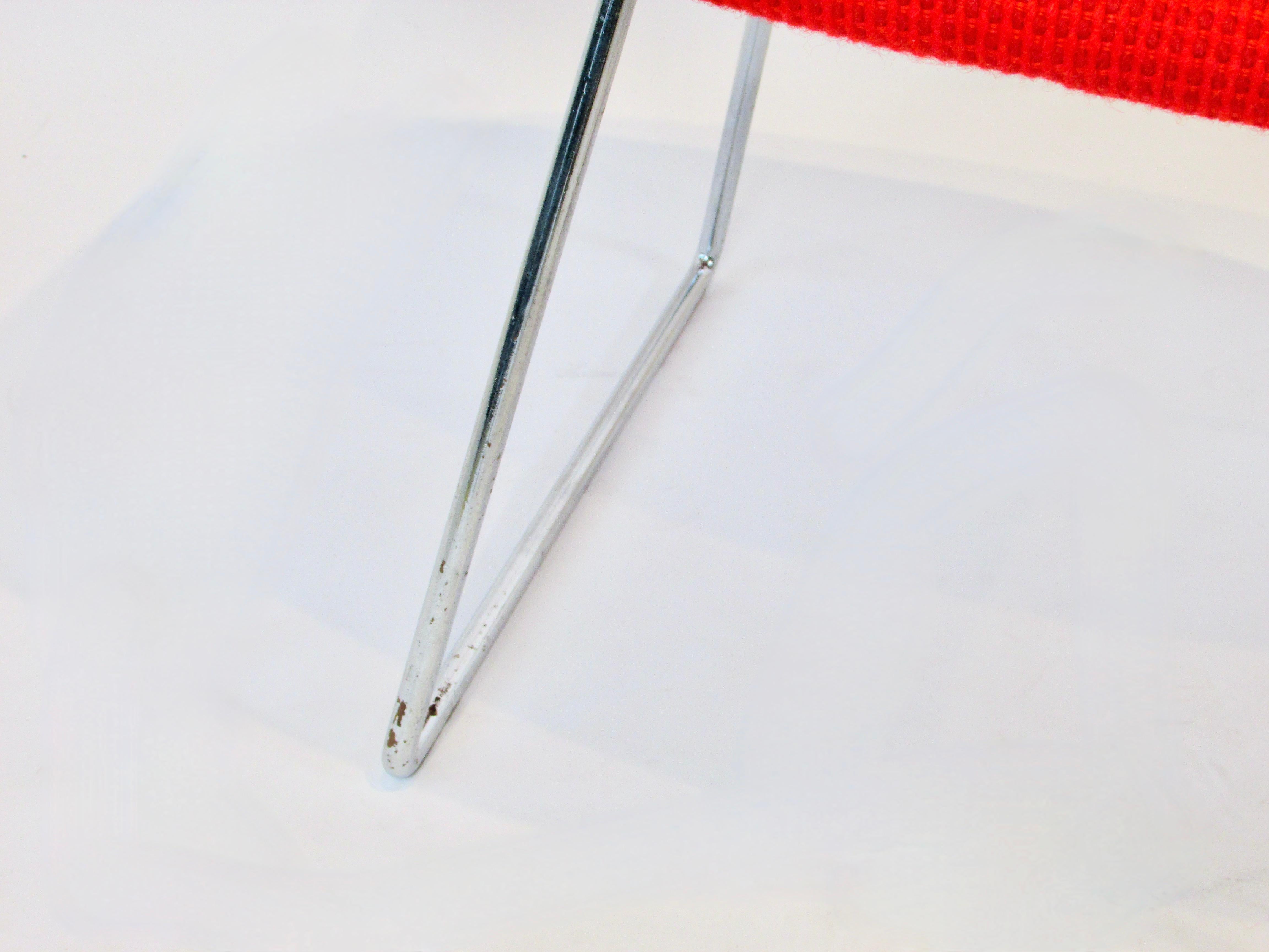Chrome Grand fauteuil Bertoia Knoll Diamond avec cadre chromé et pouf en tissu Cato rouge en vente