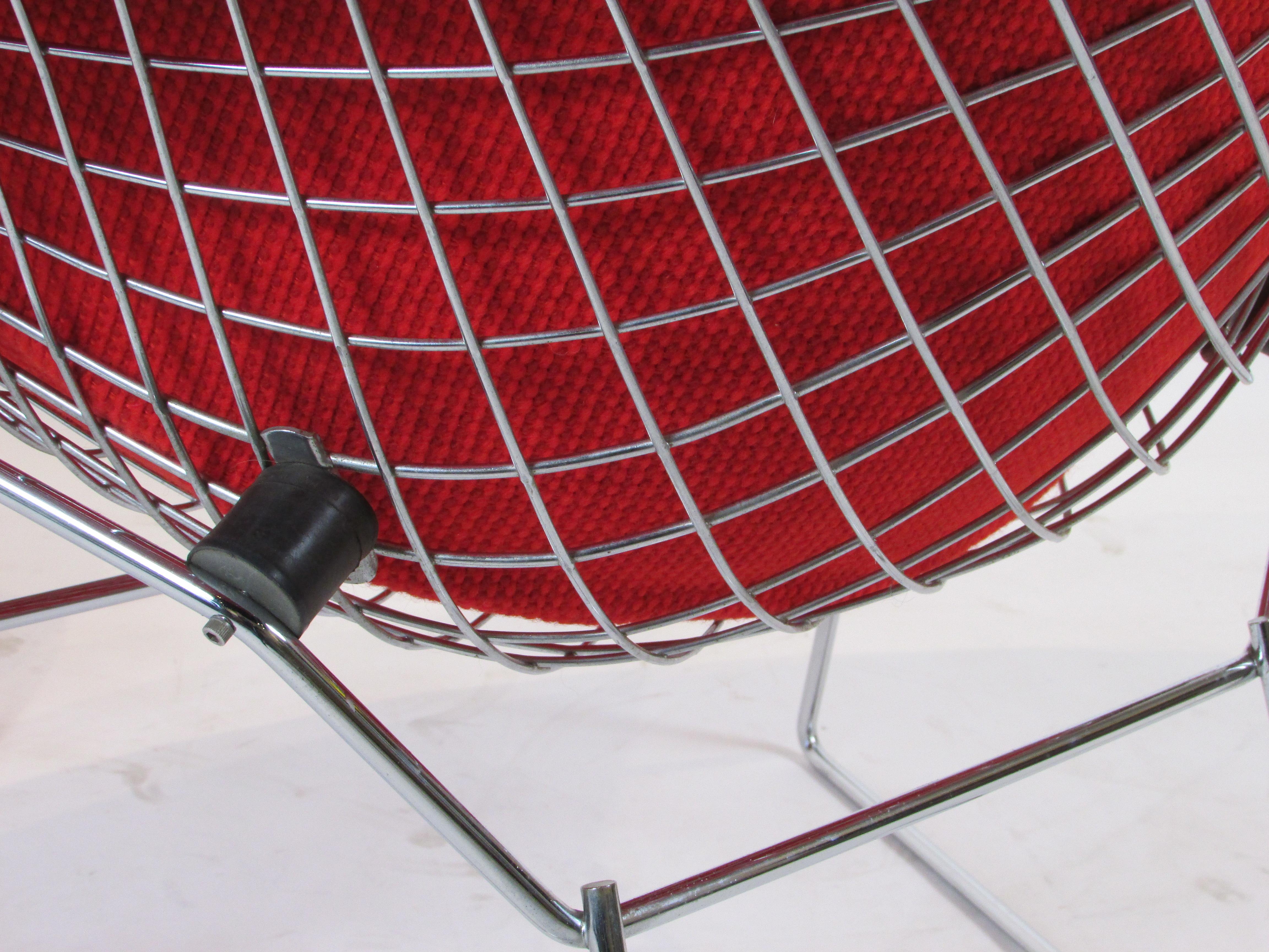 Grand fauteuil Bertoia Knoll Diamond avec cadre chromé et pouf en tissu Cato rouge en vente 1