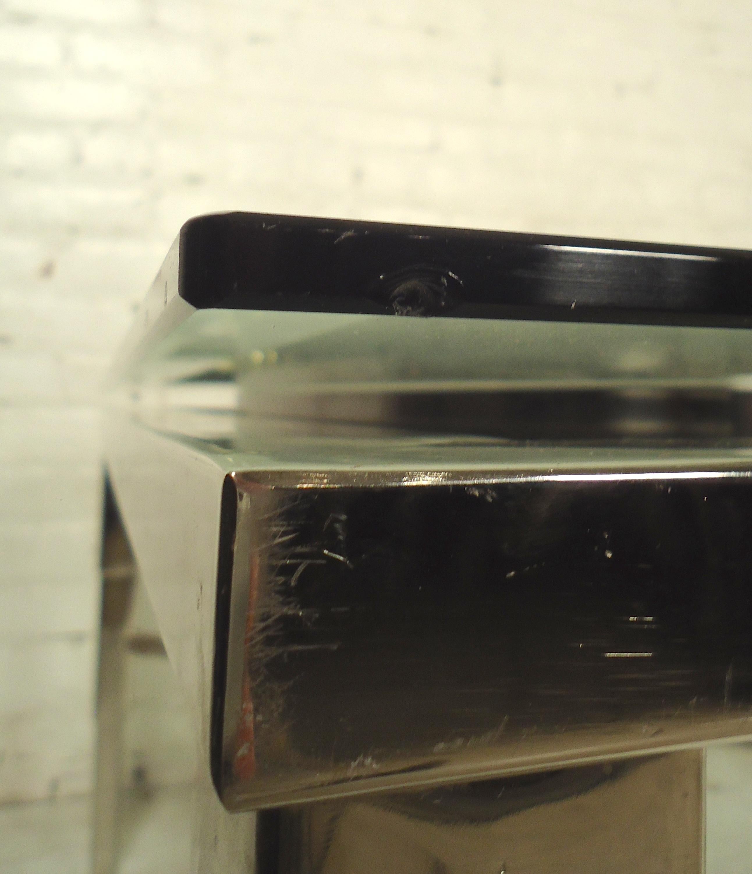 Grande table basse en verre chromé Bon état - En vente à Brooklyn, NY