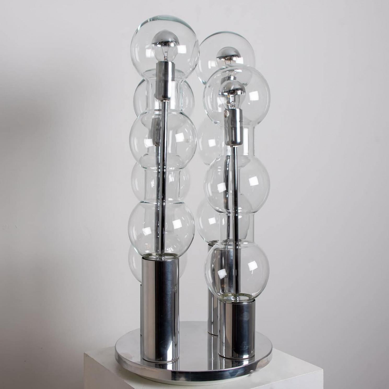 Quatre tubes en verre soufflé Doria sur une base chromée. Fabriqué par Doria Leuchten Allemagne, vers 1970. Cet artefact exceptionnel de design moderne reflète l'intérêt extrême porté au modernisme dans toute l'Europe au cours de cette période.