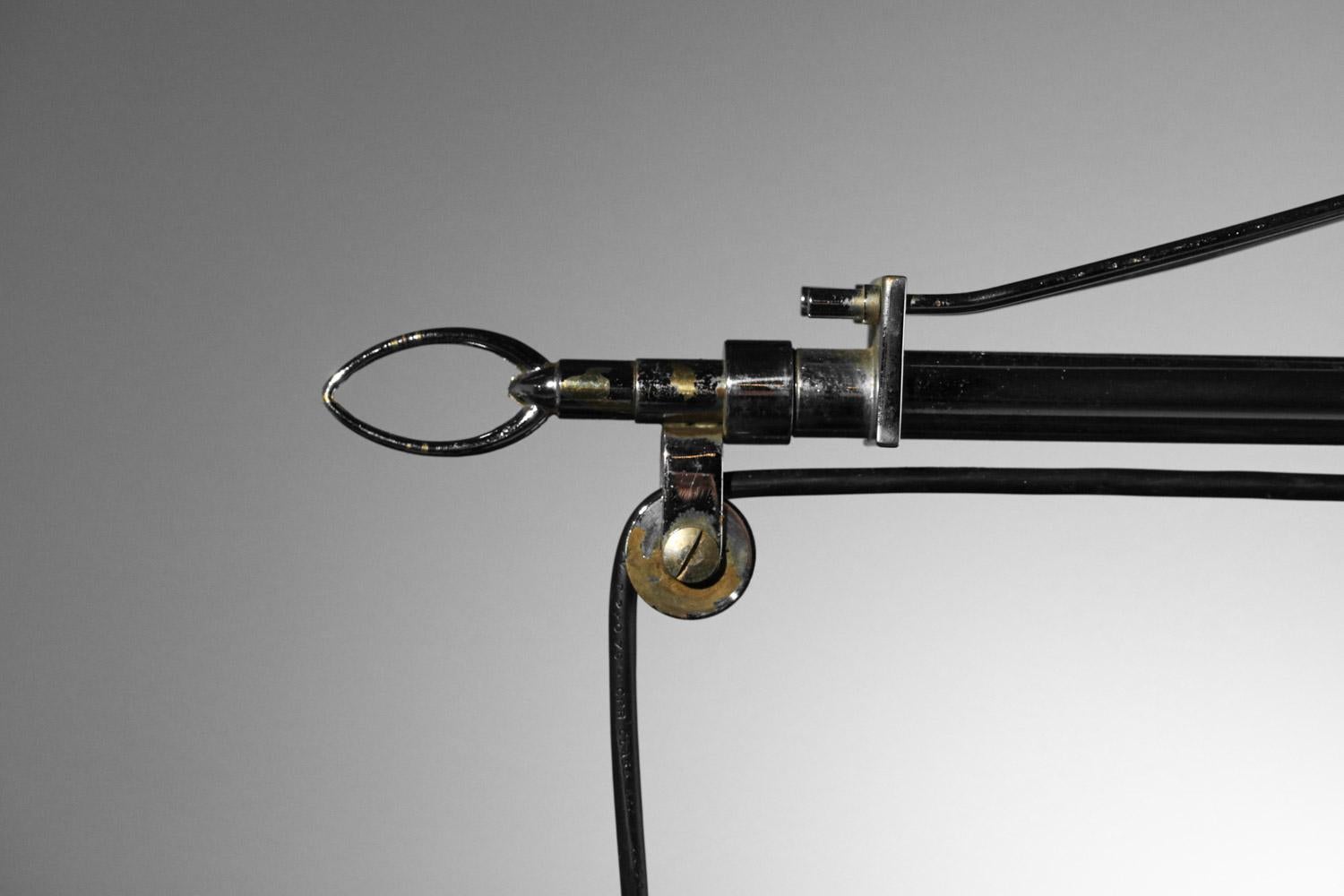 Große italienische Teleskop-Wandleuchte, hergestellt von Stilnovo in den 50er Jahren. Verchromte Metallstruktur und perforierter, schwarz lackierter Metallschirm (Originalfarbe). Gegengewichtssystem zur Einstellung der Höhe des Schirms,