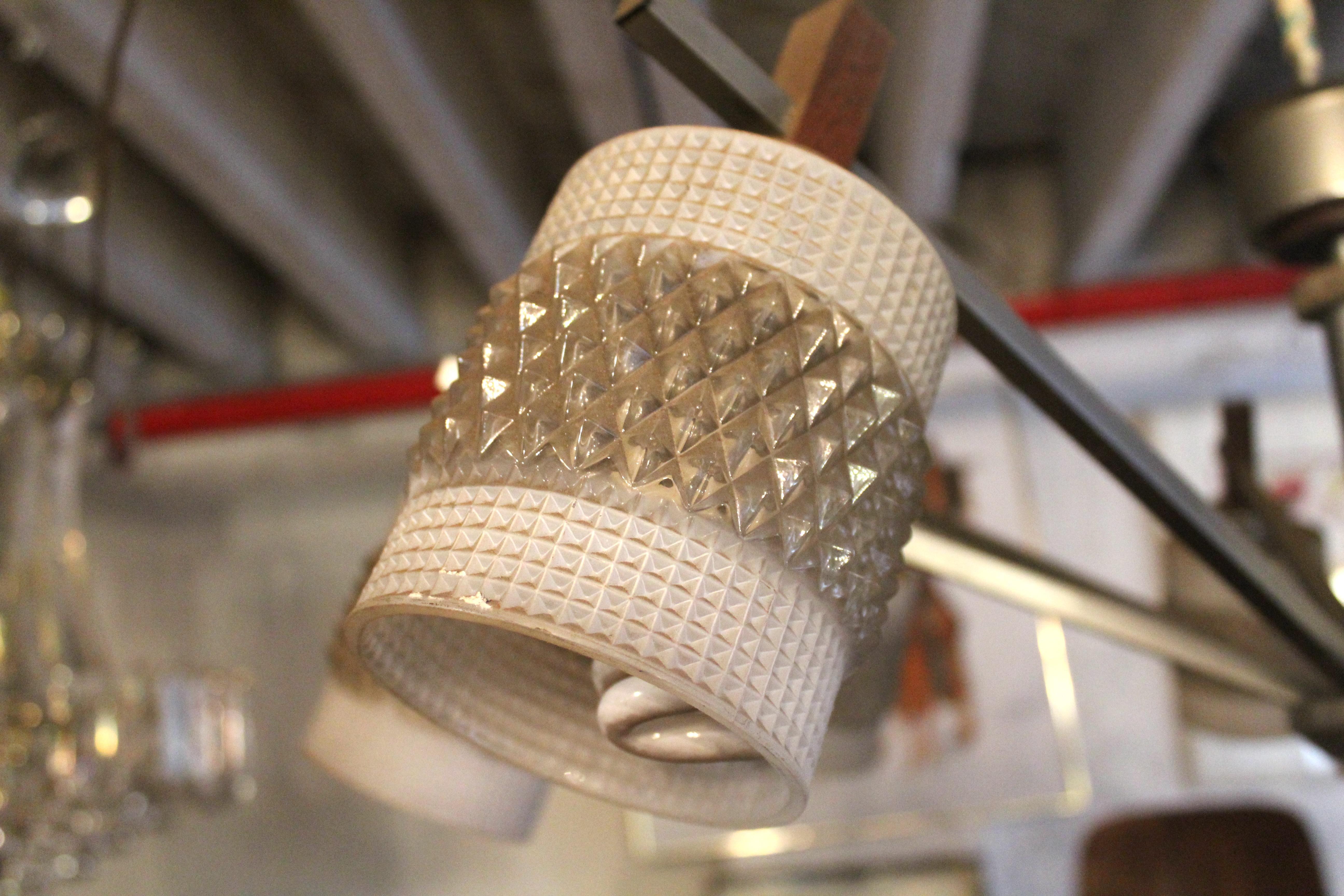 Lampadario a otto bracci con paralumi in vetro tagliato e accenti in palissandro montati su una struttura in metallo cromato. Le lampadine a base media garantiscono un'ampia illuminazione della stanza.
Si prega di confermare la posizione NY o NJ