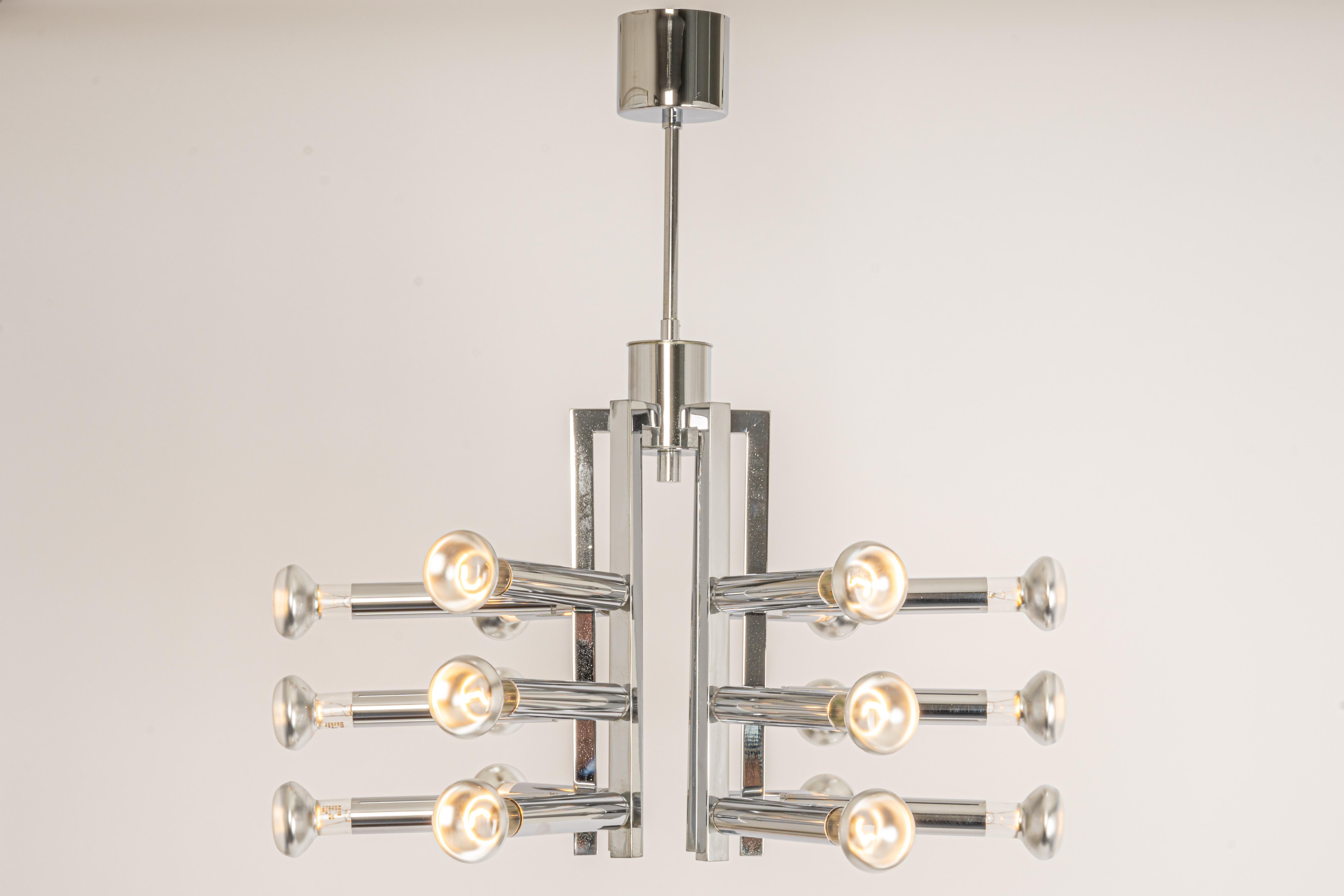 Superbe lustre Sputnik conçu par Cosack dans les années 1970.
Belle conception de l'ère spatiale.

Douilles : Il faut 18 ampoules E14.
Les ampoules ne sont pas incluses. Il est possible d'installer ce luminaire dans tous les pays (États-Unis,
