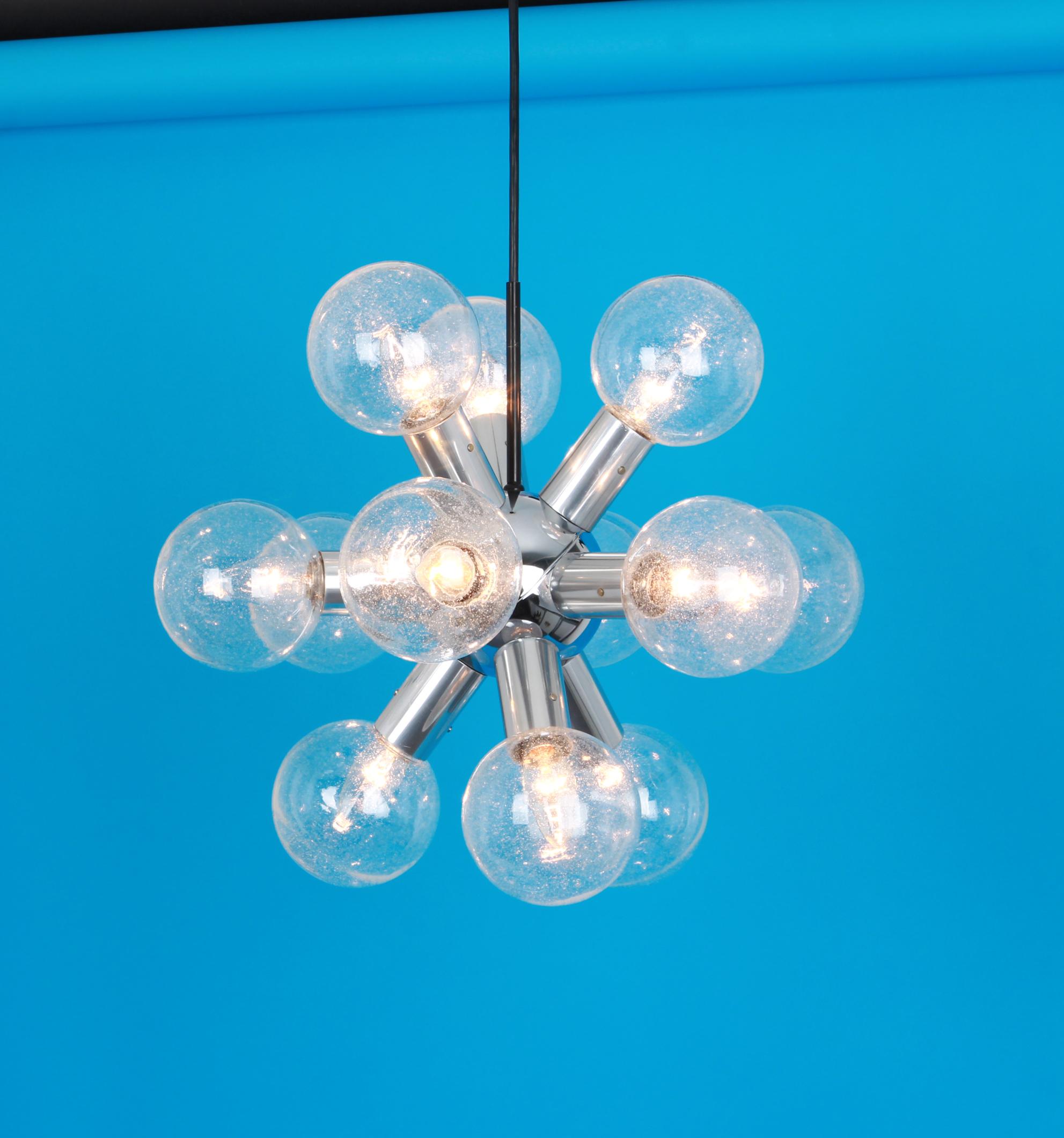 Exklusiv Poliertes Aluminium mit 12 Gläsern (mundgeblasen)
Atemberaubende Sputnik-Pendelleuchte, entworfen von Kalmar Leuchten in den 1970er Jahren.

Fassungen: Es werden 12x E14 Glühbirnen benötigt.
Glühbirnen sind nicht enthalten. Es ist möglich,