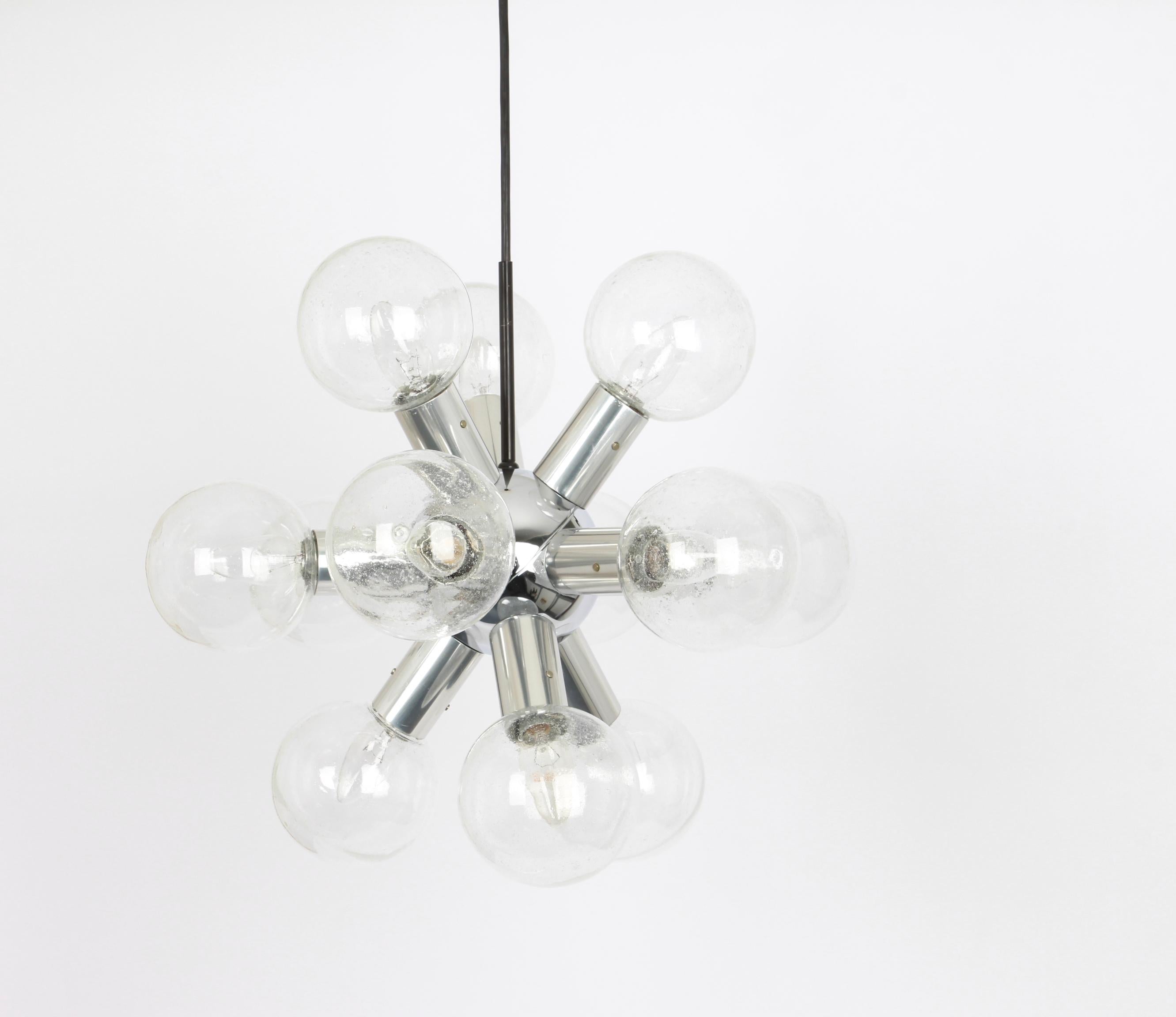 Fin du 20e siècle 1 des 2 grands lustres atomiques Spoutnik en chrome de Kalmar, Autriche, 1970 en vente