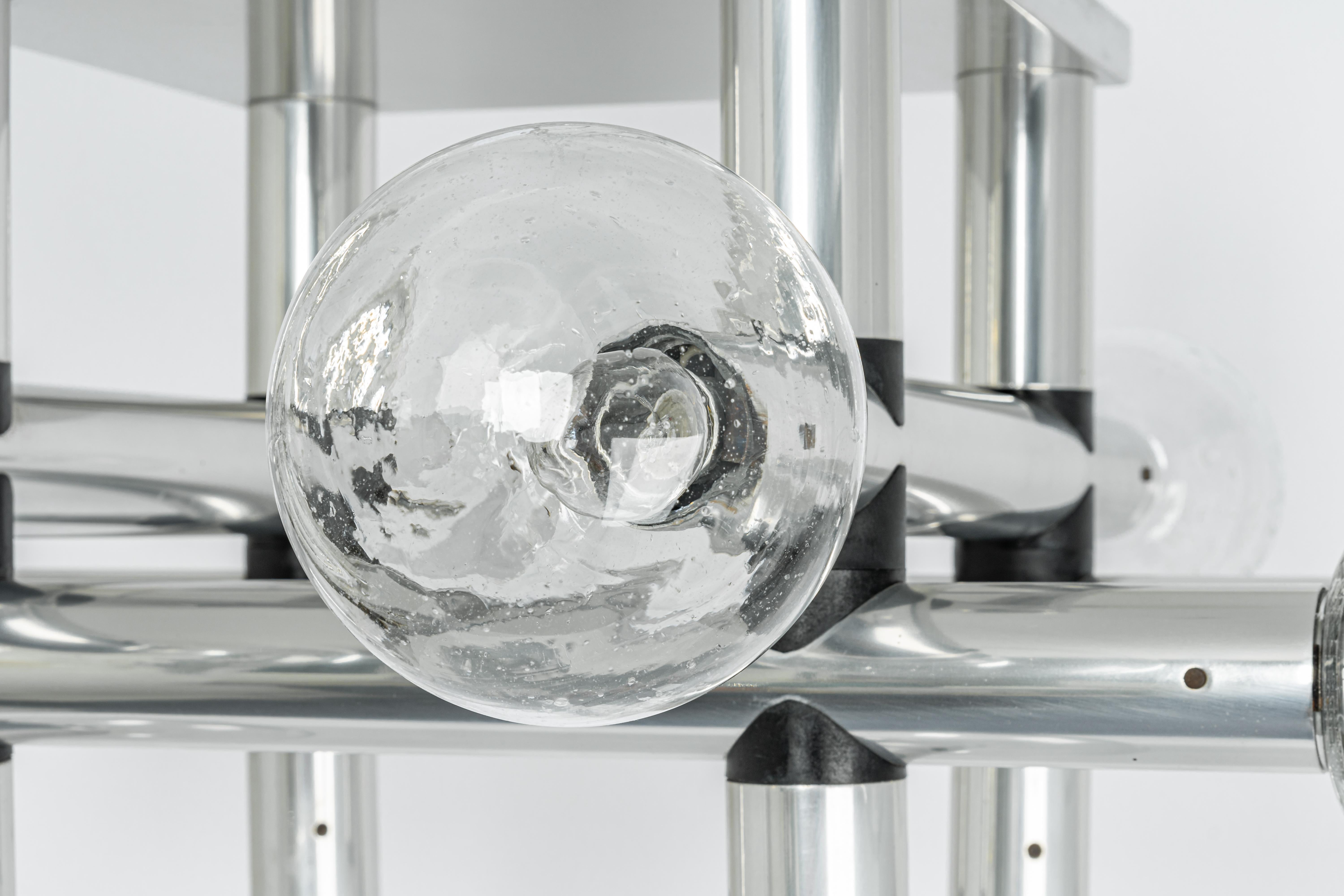 Exklusives poliertes Aluminium mit 12 Gläsern (mundgeblasen)
Atemberaubende Sputnik-Pendelleuchte, entworfen von Kalmar Leuchten in den 1970er Jahren.

Fassungen: Es werden 12x E14 Glühbirnen benötigt.
Glühbirnen sind nicht enthalten. Es ist