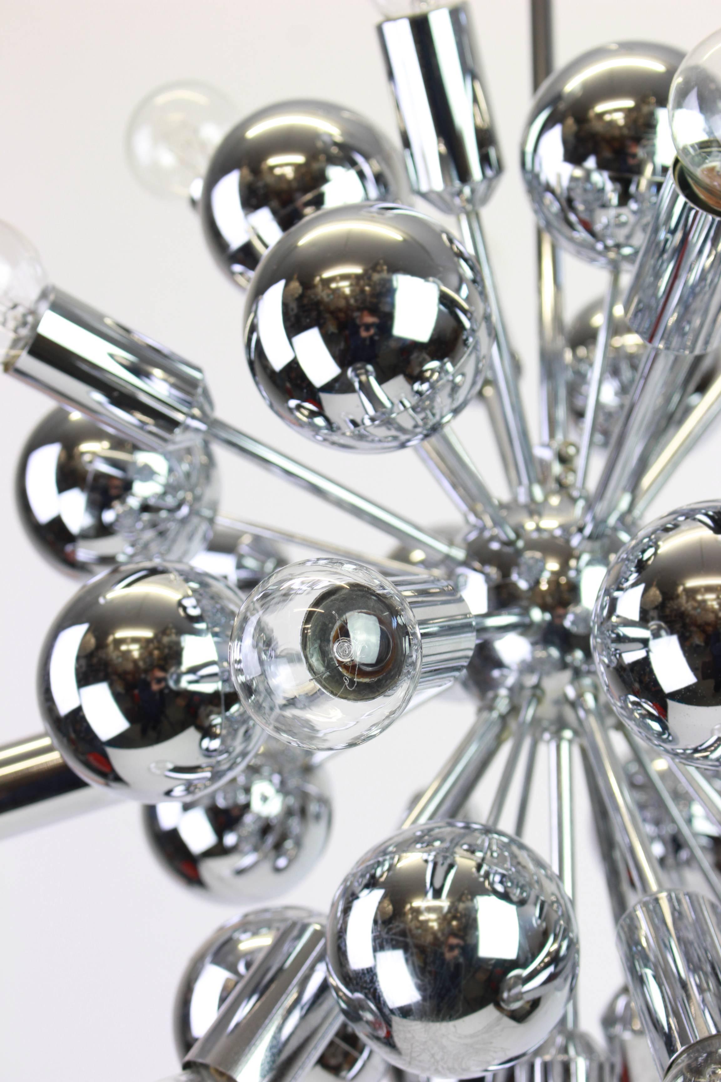 Exklusive silberne Sputnik-Pendelleuchte, entworfen von Cosack in den 1970er Jahren.

Fassungen: Er benötigt 21 x E14 Glühbirnen und funktioniert mit einer Spannung von 110 bis 240 Volt.
Abmessungen: 
Durchmesser: 16