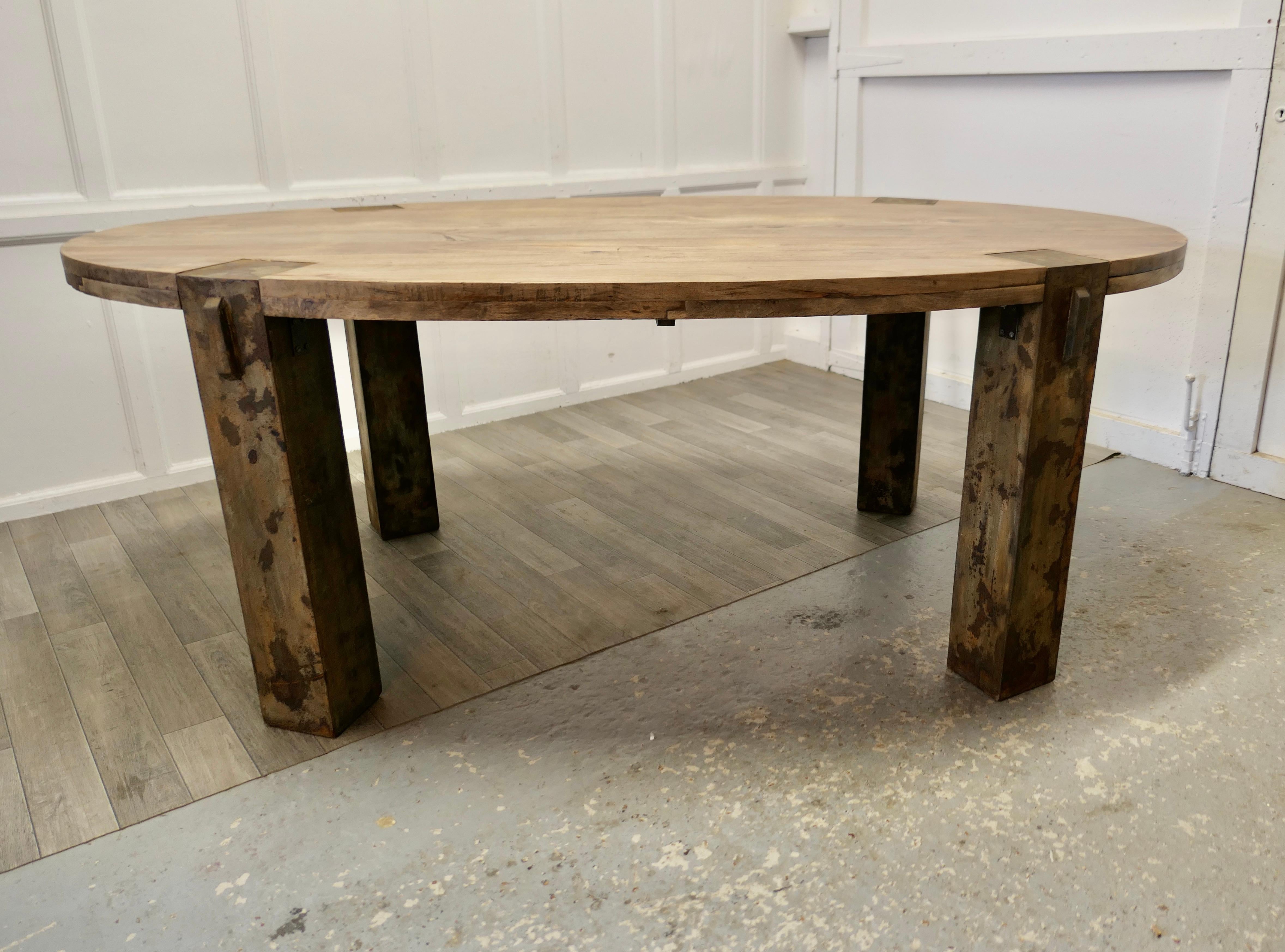 Large Chunky Oval Dining Conference Table, Industrial Design In Good Condition In Chillerton, Isle of Wight