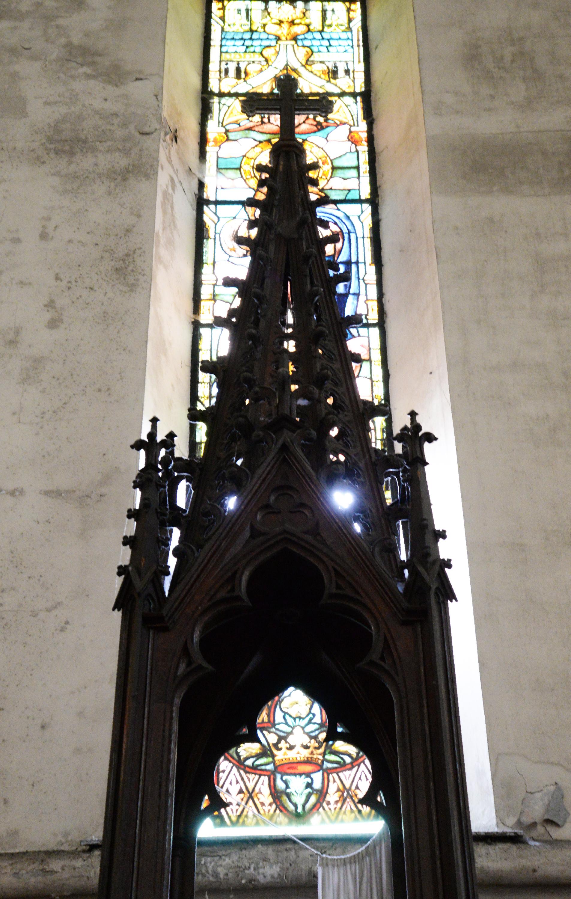 Großer Kirchenaltar im neugotischen Stil, angefertigt Ende des 19. Jahrhunderts. Der Altar ist in der Mitte der Fassade mit einem Flachrelief des liegenden und gekrönten Osterlammes versehen.