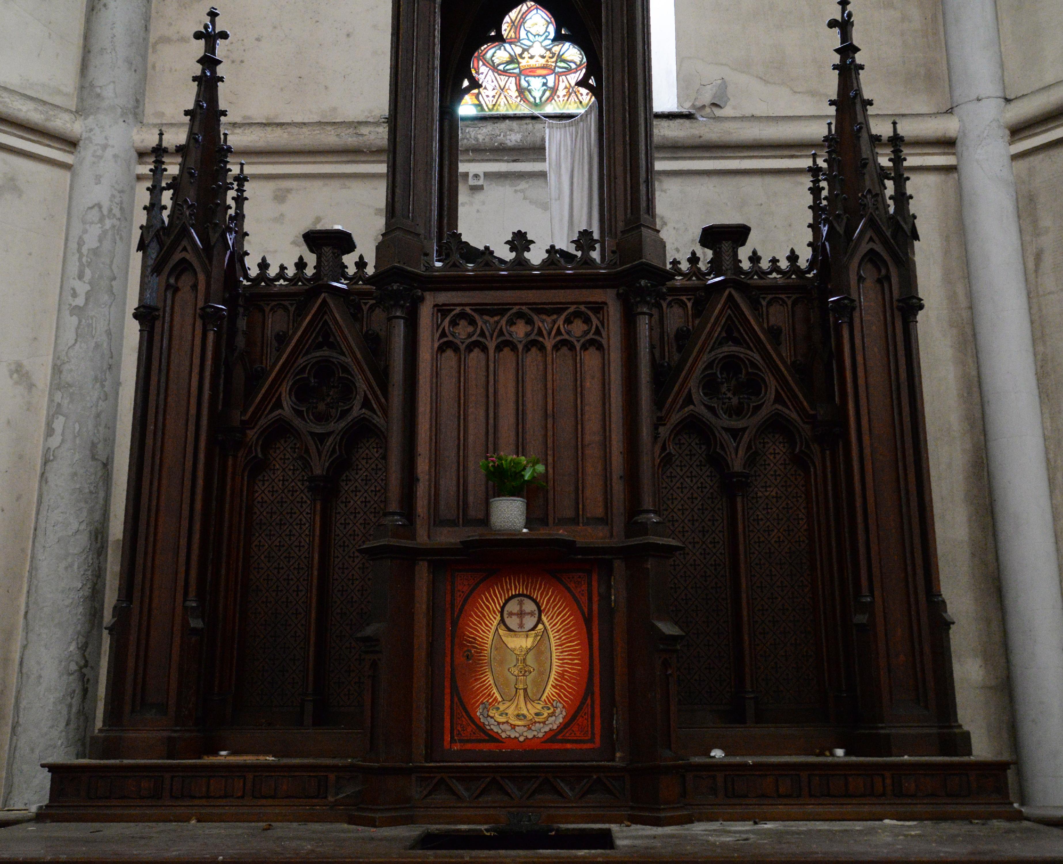 Großer Kirchenaltar aus Eichenholz im neogotischen Stil (Neugotik) im Angebot