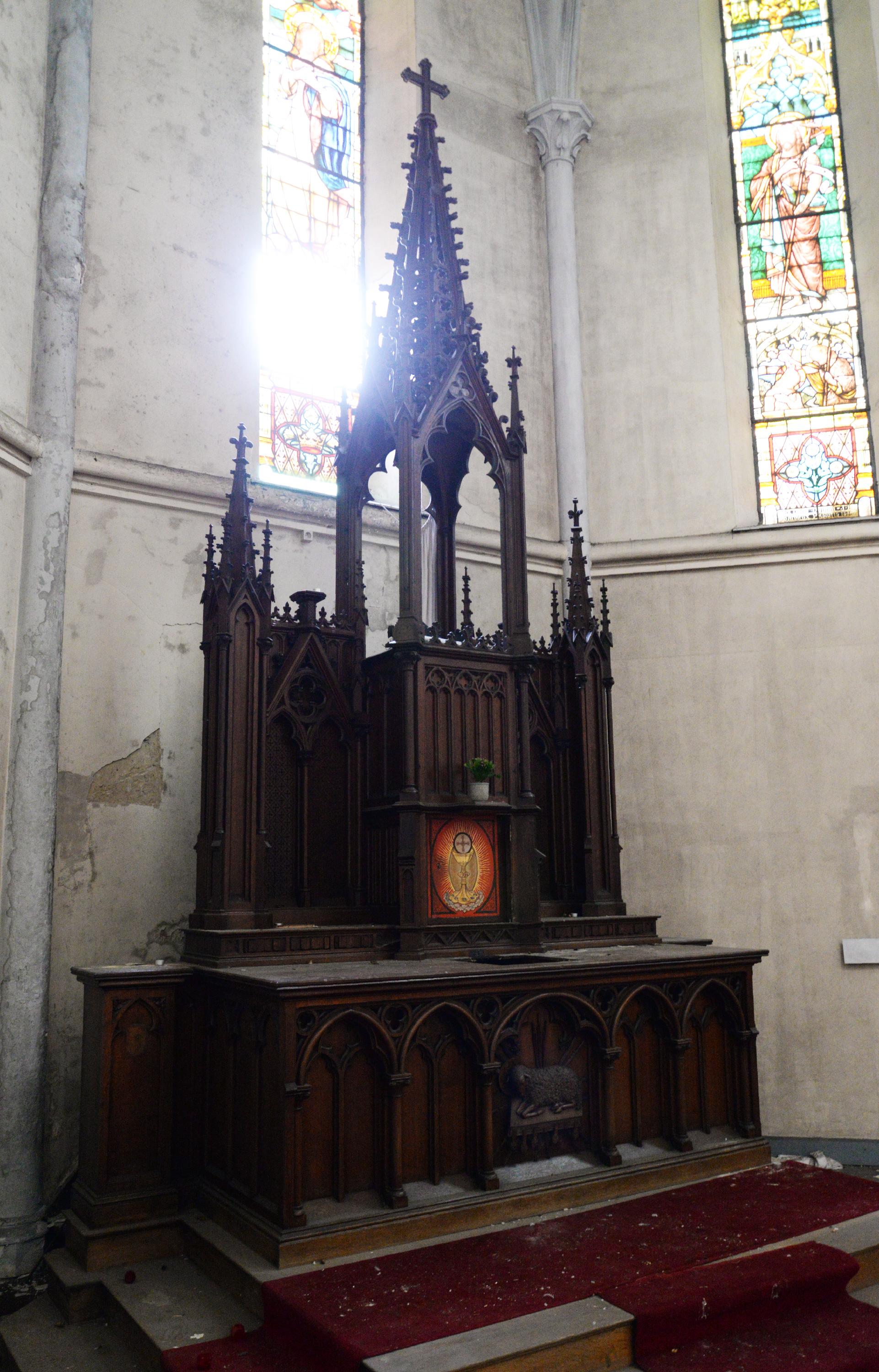 Großer Kirchenaltar aus Eichenholz im neogotischen Stil (Belgisch) im Angebot