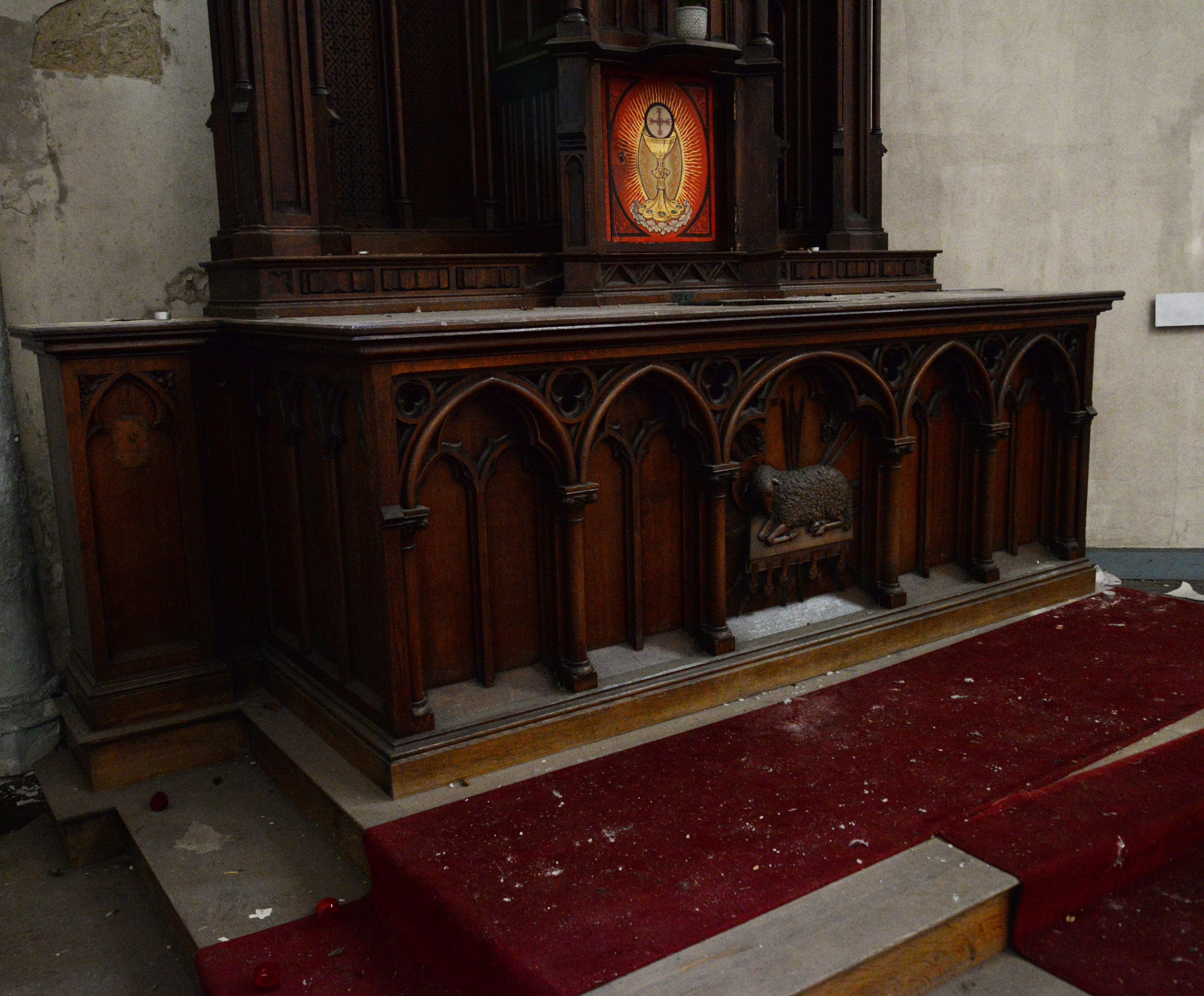Großer Kirchenaltar aus Eichenholz im neogotischen Stil (Geschnitzt) im Angebot
