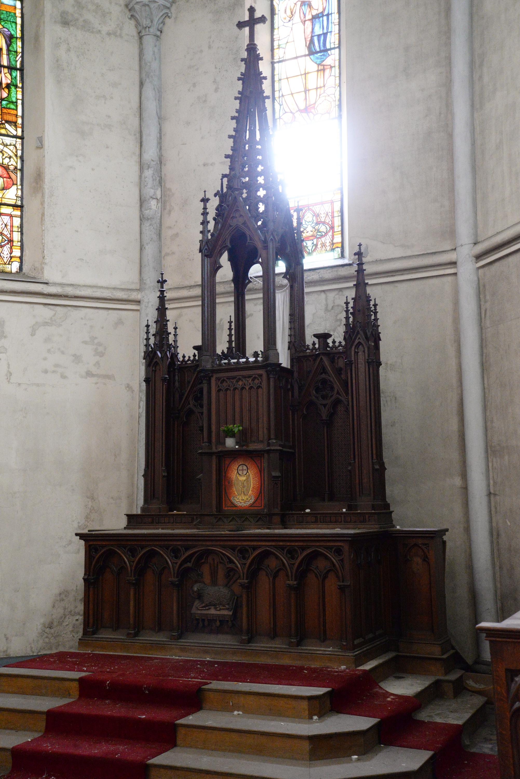 Gothic Revival Large church altar and in Neo-Gothic style, made of oak For Sale