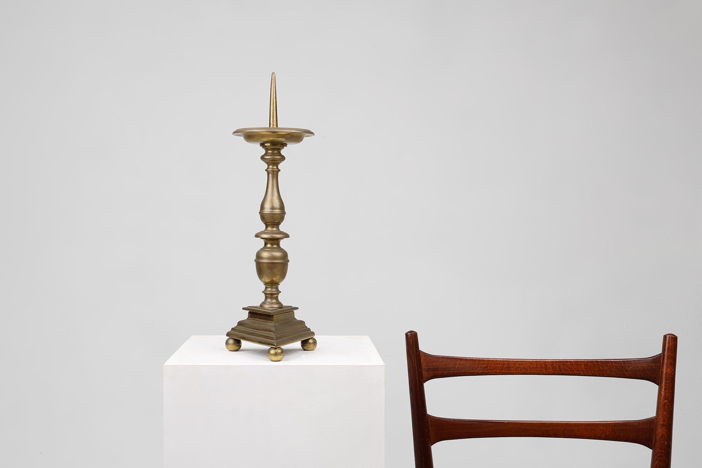 Frankreich / 1900 / Kirchenleuchter / Bronze / Antik / Barock

Ein großer traditioneller Kirchenleuchter mit Feder auf einem dreibeinigen balusterförmigen Sockel mit drei Kugelfüßen.

Ein schönes Stück, das eine warme und einladende Atmosphäre