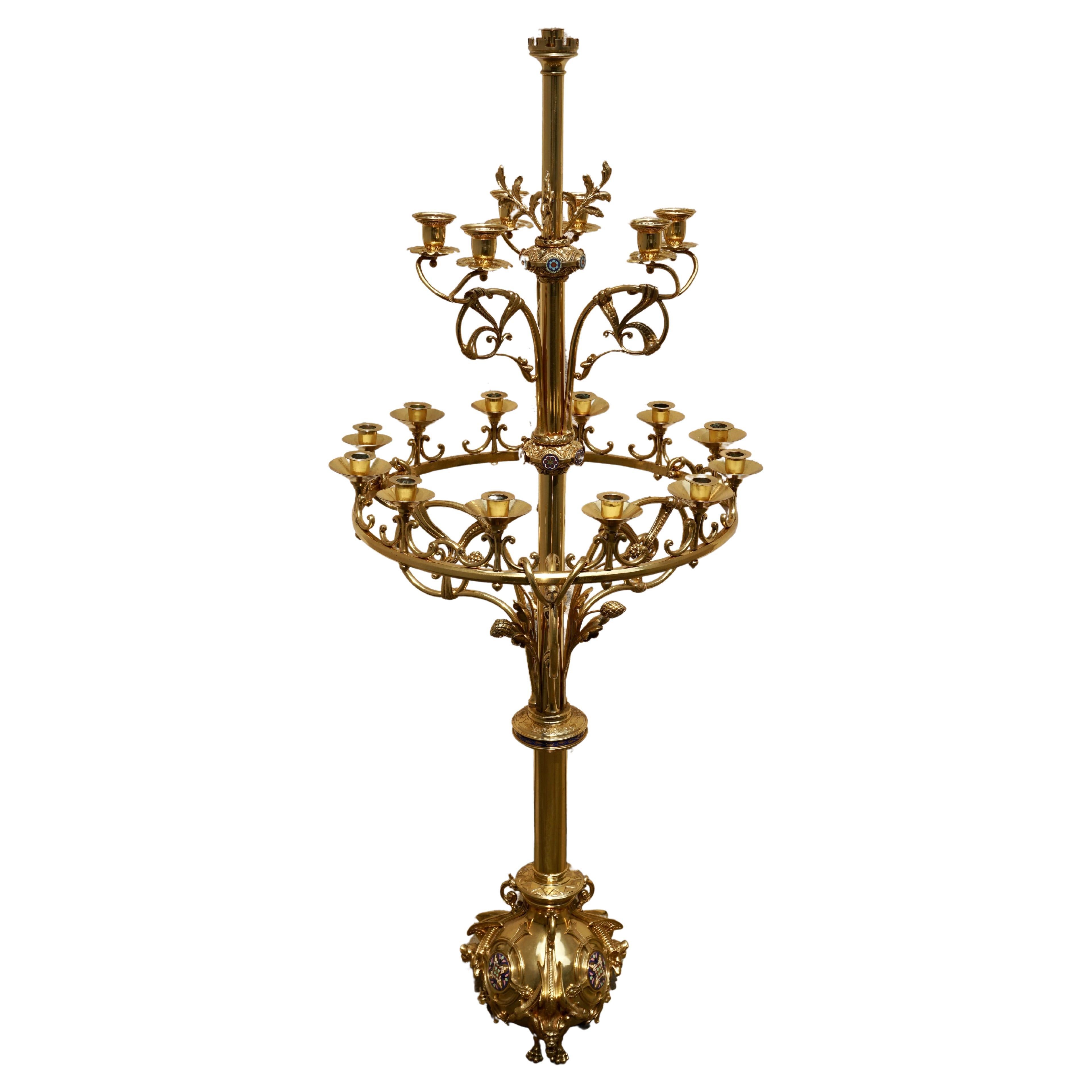 Grand chandelier d'église ancien pour 19 bougies