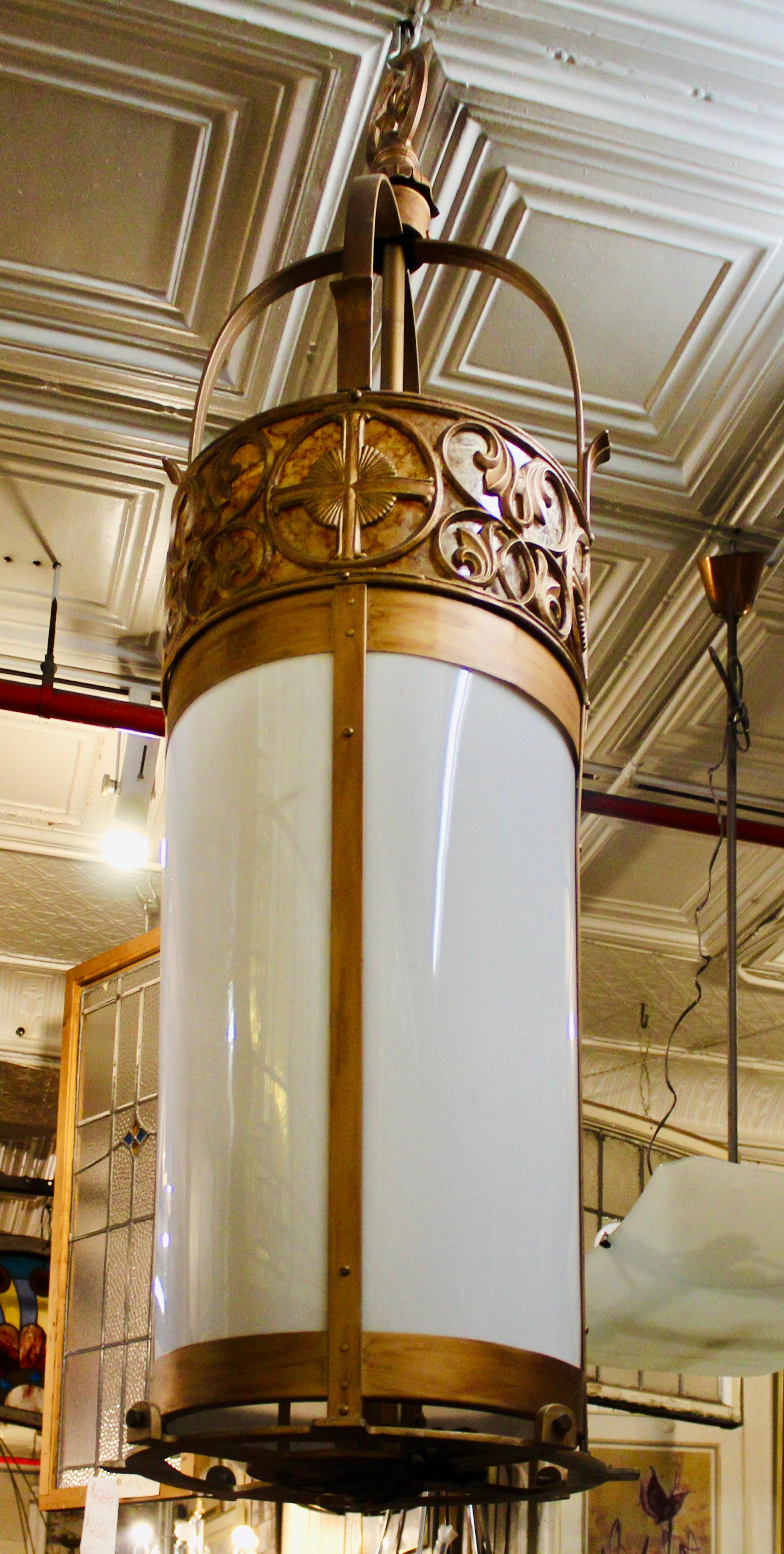 Grande pendente a sospensione con struttura in metallo dorato e paralume in acrilico bianco. Questa lanterna è stata salvata da una cattedrale ed è pronta per illuminare la tua casa!
Si prega di confermare la posizione NY o NJ