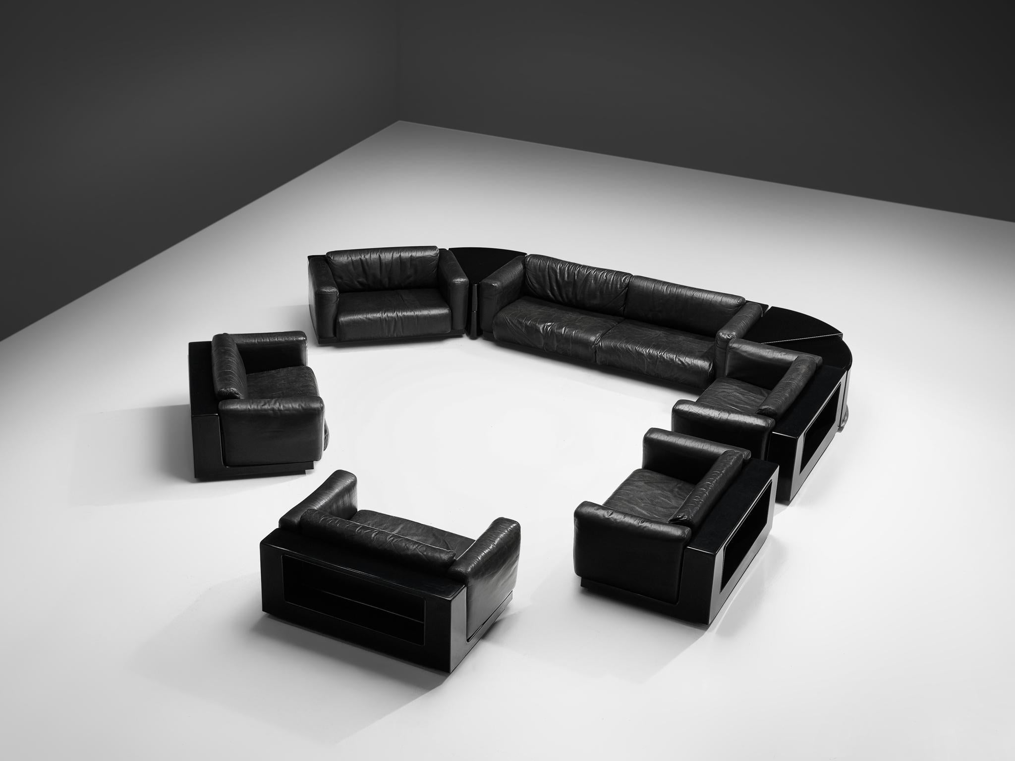Cini Boeri for Knoll, modular set 'Gradual', black leather, fiberglass, Italy, 1970s.

This stunning black sectional sofa set was designed by Cini Boeri for Knoll. This it consists out of a three-seat sofa, five lounge chairs and two triangle side