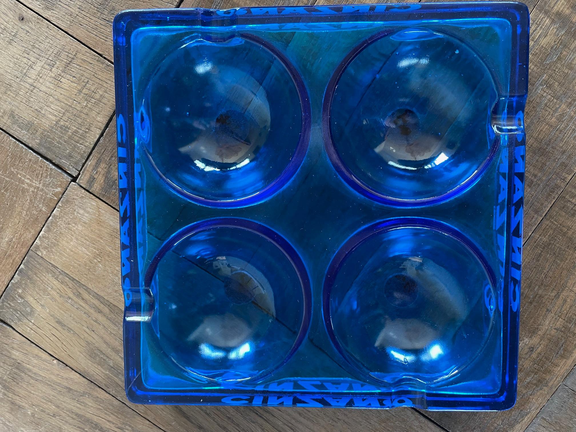 Grand cendrier de Cinzano en verre bleu azur.
Cendrier publicitaire Cinzano produit dans les années 90 pour promouvoir la marque dans les cafés.