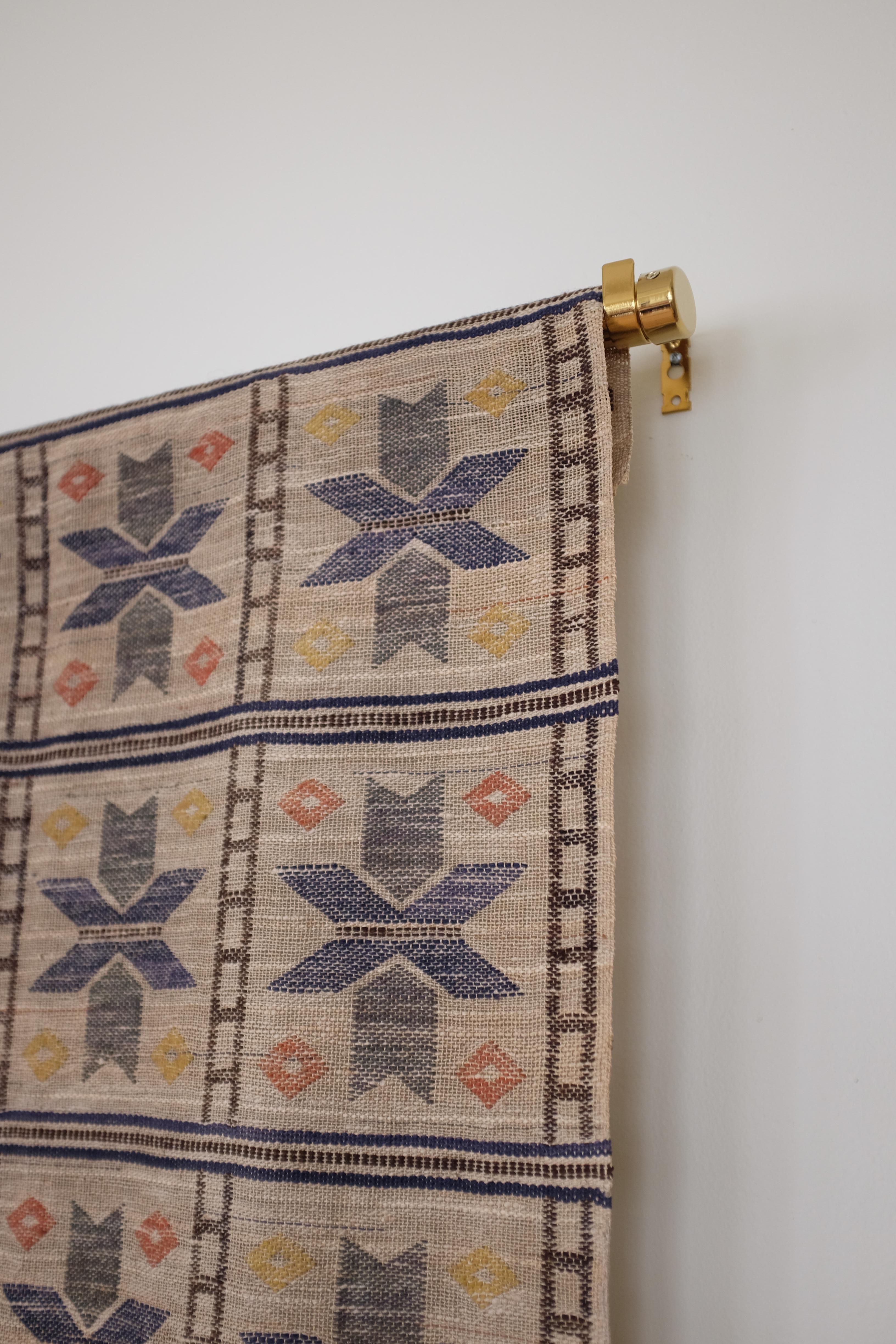 Wunderschöner großer schwedischer Wandteppich aus den 1920er Jahren. Im Stil der Wandteppiche aus der gleichen Zeit von Märta Måås Fjätterström hat er ein sich wiederholendes geometrisches Muster in Blau, Grün, Gelb und Rot auf einem rustikalen