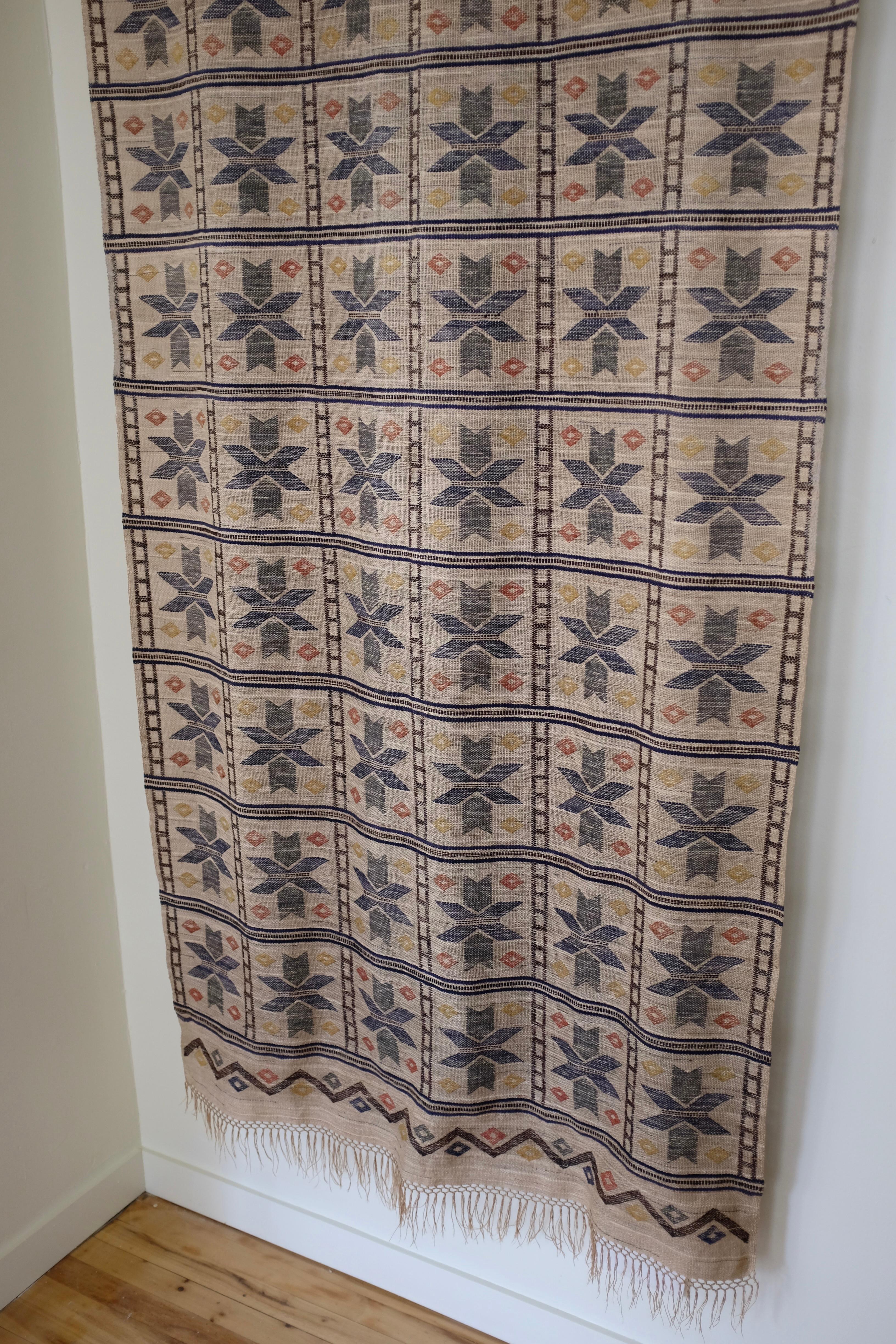 Großer schwedischer Wandteppich aus den CIRCA 1920er Jahren (Frühes 20. Jahrhundert) im Angebot