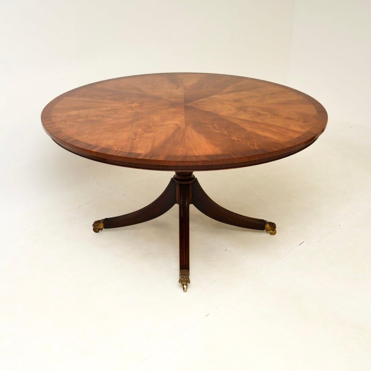 Un eccezionale tavolo da pranzo circolare di grandi dimensioni. Questo modello è stato prodotto in Inghilterra intorno agli anni '30.

È di qualità superba e si tratta di un modello splendidamente elegante, in grado di ospitare comodamente sei